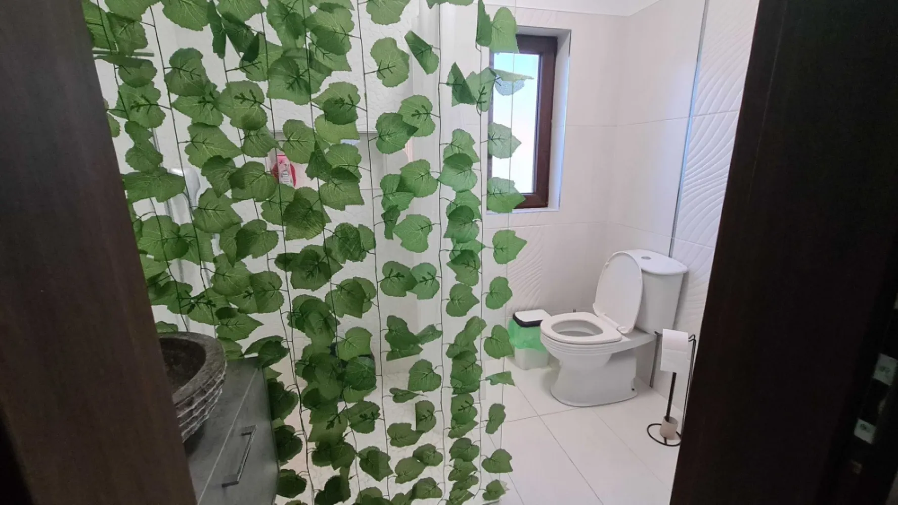 BRASADAS vinde casa tip parter in cartier Marcus. - Agenția imobiliara BRASADAS vinde casa tip PARTER cu 3 camere, 153mp 2 bai, sufragerie, bucatarie, cu 5 ari teren aferent in cartierul Marcus. Terasa inchisa 27mp cu fereastra si usa panoramic, fereastra acoperis , soba din teracota pe terasa, travertin piatra podea terasa Loc pt grill acoperit, garaj 40mp. Pavaj 2 buc. aer conditionat DAIKIN. Incalzire microcentrala gaz Toate bransamentele sunt facute Fosa septica racordat la canalizare Zona foarte linistita La 10 minute de centrul orasului Se vinde mobilat facut pe masura, si partial cu electrocasnice, sau fara mobila si fara orice aparat electrocasnic. Camera pt masina de spalat, si debara Spais 3 robinete in curte si unu in garaj Casa si garajul este izolat cu polistiren de 10 cm Casa este din caramida Garajul din Bca Acoperis din tigla din beton Pod mare si inalt , izolat Usi exterioare si Ferestre din termopan Sistem de supraveghere video in fiecare latura casei Parchet laminat trafic intens marca Egger. Www.brasadas.com.