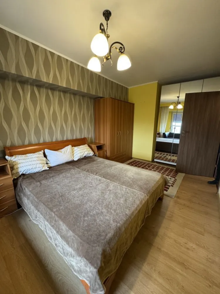 BRASADAS închiriază ap 2 cam PET FRIENDLY Bd Libertății. - Agenția imobiliara BRASADAS închiriază apartament cu 2 camere in întregime mobilat Bd. Libertății cu vedere larga spre parcul Izvor. 1 dormitor, 1 living, 1 hol larg , baie cu cadă., bucatarie. Decomandat . Aer conditionat in living. Etaj 5. Minim 1 an . Electricitate, internet, întreținere separat lunar plătite de cel care închiriază. 1 luna chirie , 2 luni garanție. Se poate inchiria din 1 septembrie 2025 pe baza de contract minim 1 an .