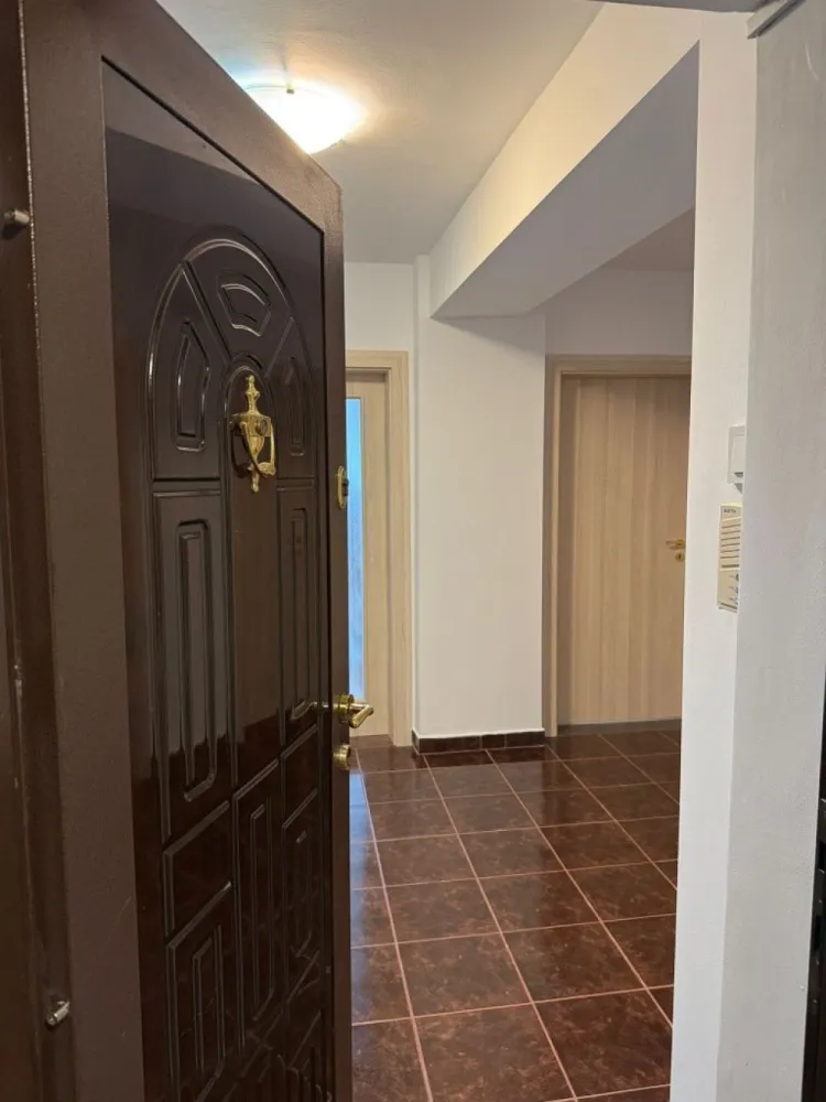 Bd Unirii Apartament 2 camere - Ultracentral - Inchiriez apartament 2 camere Bd Unirii langa rondul Alba Iulia. Recent renovat si mobilat. Aer Conditionat, etc Mobila aditionala la cerere. Bucatarie noua, 2 spatii depozitare, living si dormitor - Spatios si Luminos. Etajul 5 din 8 3 balcoane cu vedere catre Bd Unirii