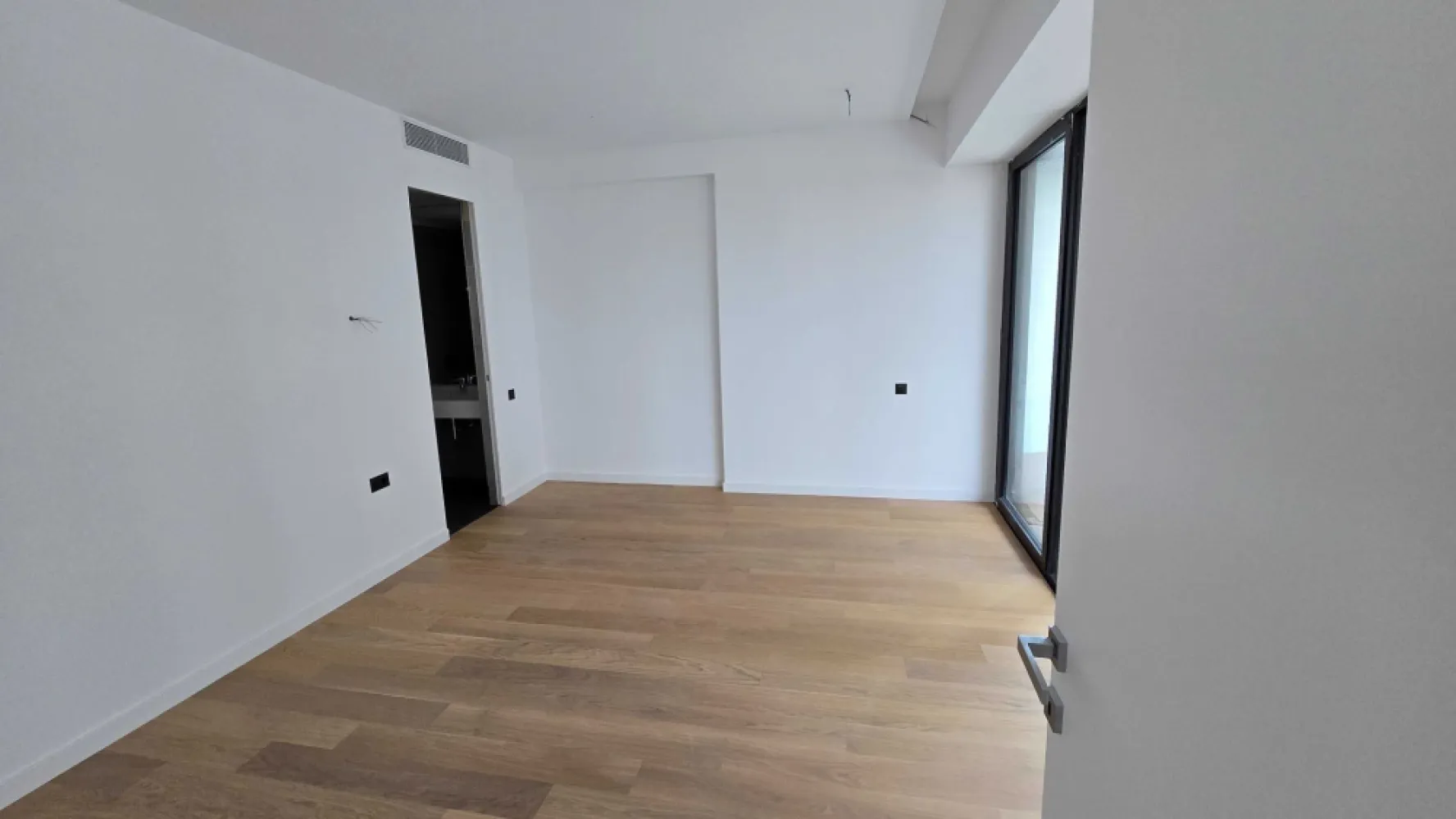 penthouse Park Herastrau 158mp 3 camere Gafencu 49, 2 dormitoare 3 bai - proprietar: apartament 116 mp +42.3 terasa Herastrau este langa Gafencu 49 si Eliee Saab, finisaje high end, piatra in bai etc. are 3 bai nu doar 2. scafe in tavan pentru draperii Usi filomuro, 3 bai 3 camere, camere mari, 42.3 mp doar terasa, E cel mai mare interior de 3 camere, si cea mai mare terasa din tot blocul + Parcare Subteran Interiorul are 116.3 mp +42.3 mp terasa, daca imparti terasa la 2/ jumate: este 3120 eur mp, deasemenea costa 80,000 euro mai ieftin decat alt apartament mai sus cu 2 etaje in acelasi bloc. Eliee saab vecinul este 5000 eur mp la etajele inferioare si urca la 8,000 eur mp e cv unicat in bucuresti, designer-ul Eliee Saab e un brand cunoscut high-end.