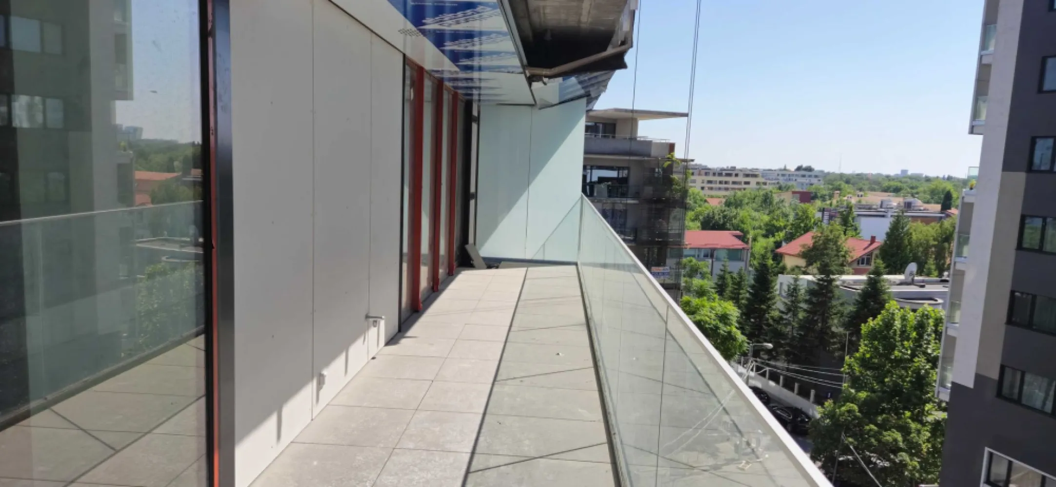 penthouse Park Herastrau 158mp 3 camere Gafencu 49, 2 dormitoare 3 bai - proprietar: apartament 116 mp +42.3 terasa Herastrau este langa Gafencu 49 si Eliee Saab, finisaje high end, piatra in bai etc. are 3 bai nu doar 2. scafe in tavan pentru draperii Usi filomuro, 3 bai 3 camere, camere mari, 42.3 mp doar terasa, E cel mai mare interior de 3 camere, si cea mai mare terasa din tot blocul + Parcare Subteran Interiorul are 116.3 mp +42.3 mp terasa, daca imparti terasa la 2/ jumate: este 3120 eur mp, deasemenea costa 80,000 euro mai ieftin decat alt apartament mai sus cu 2 etaje in acelasi bloc. Eliee saab vecinul este 5000 eur mp la etajele inferioare si urca la 8,000 eur mp e cv unicat in bucuresti, designer-ul Eliee Saab e un brand cunoscut high-end.
