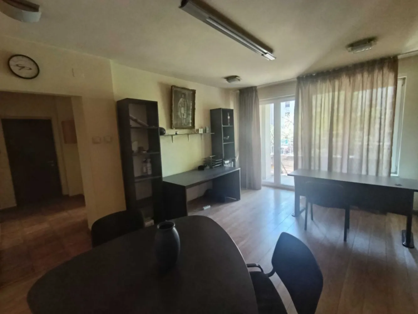Magheru-Piata Romana - Doua camere, etaj 2, vedere stradala, mobilat pentru activitati de birou, inchiriere pe termen lung.