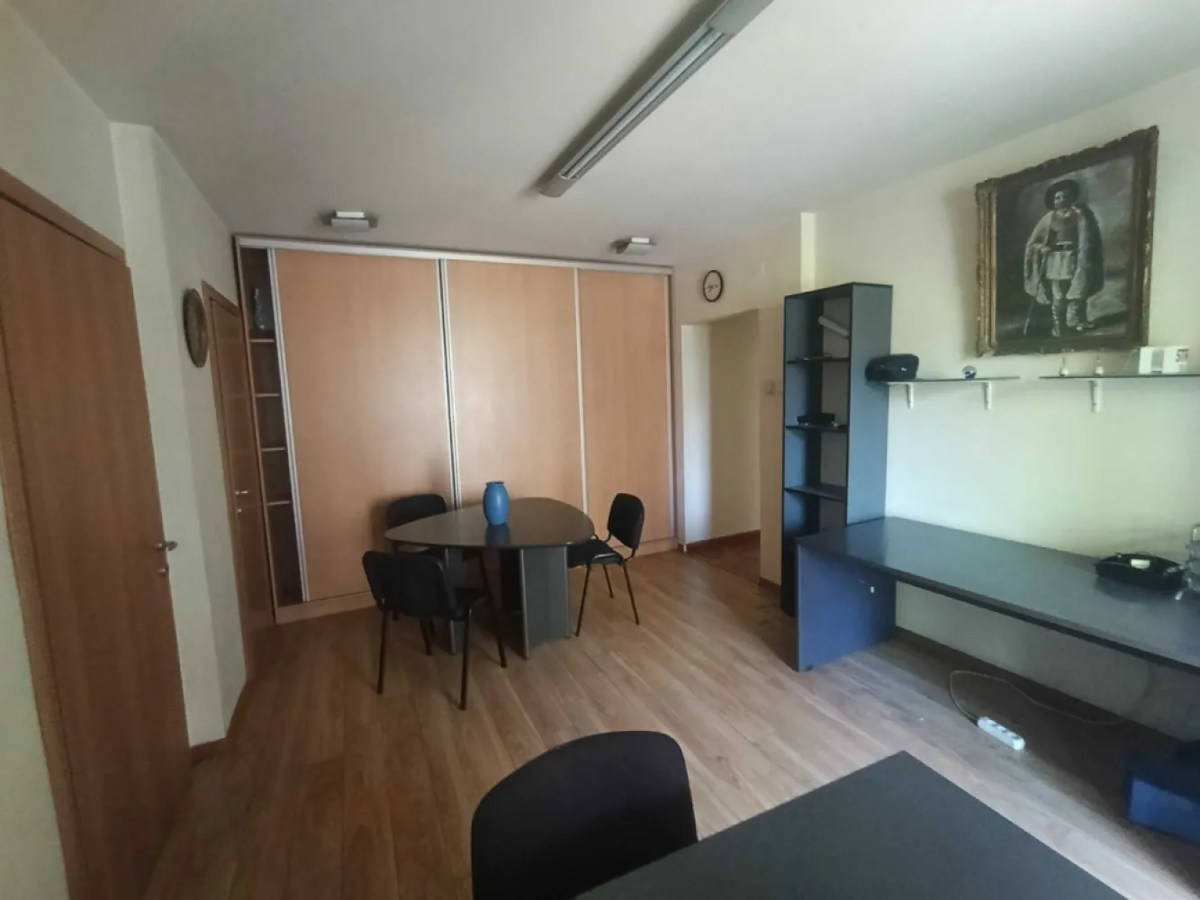 Magheru-Piata Romana - Doua camere, etaj 2, vedere stradala, mobilat pentru activitati de birou, inchiriere pe termen lung.