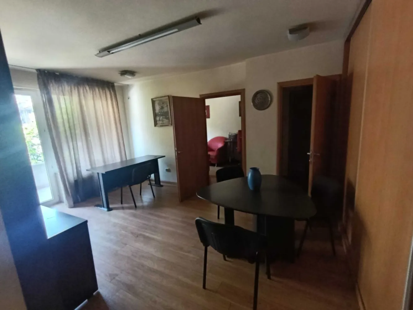 Magheru-Piata Romana - Doua camere, etaj 2, vedere stradala, mobilat pentru activitati de birou, inchiriere pe termen lung.