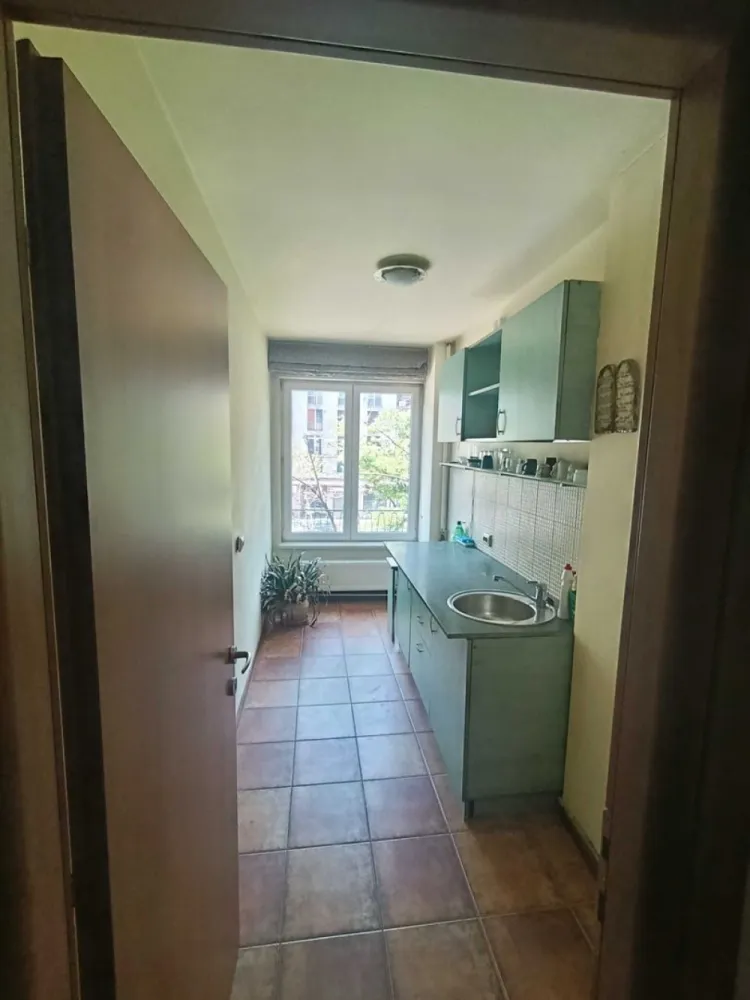 Magheru-Piata Romana - Doua camere, etaj 2, vedere stradala, mobilat pentru activitati de birou, inchiriere pe termen lung.