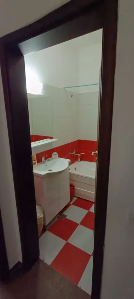 Închiriez apartament 2 camere ,Str Tineretului