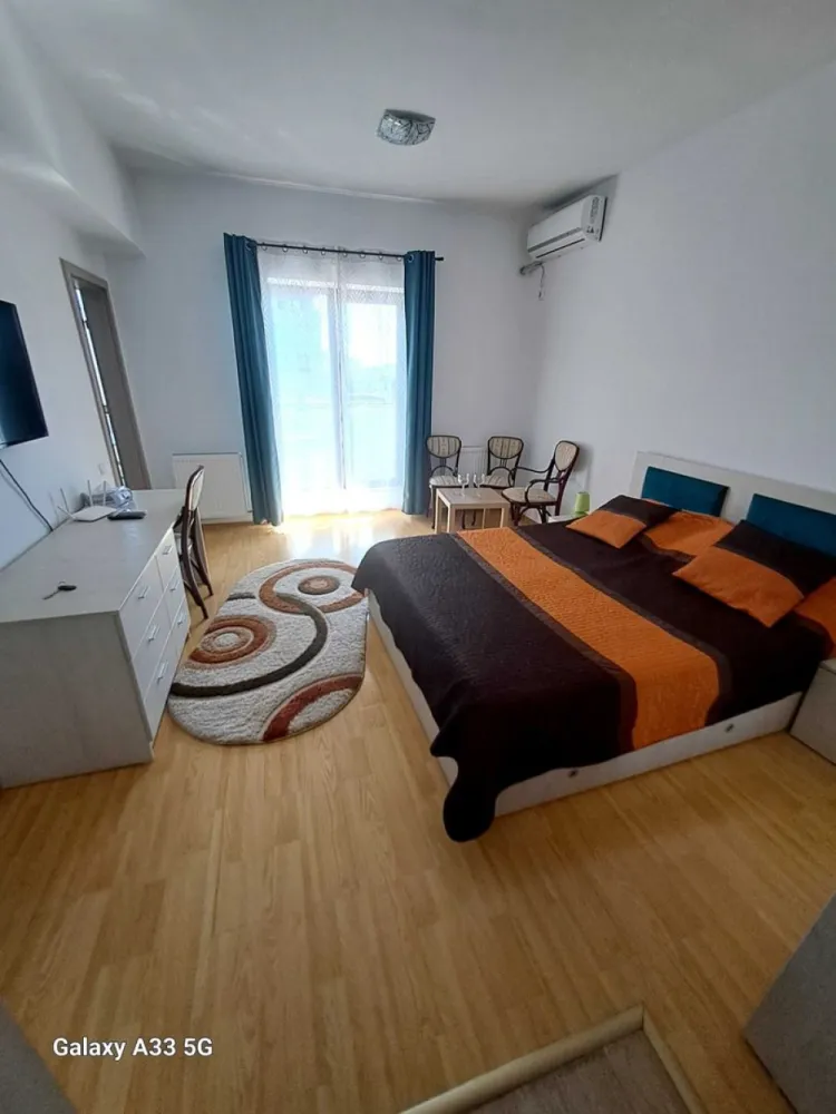 Închiriez garsoniera decomandata in bloc nou - Matei Basarab - Bloc nou, garsoniera utilata și mobilata complet - modern, totul nou, centrala proprie, aer condiționat, parchet, gresie, faianță, internet TV, orientare - soare dimineața, etaj 7/10, la parterul blocului este sala de fitness, piscina, și sauna, pentru cei din bloc se aplica o reducere de 30%, 8 min pana la metrou Muncii.