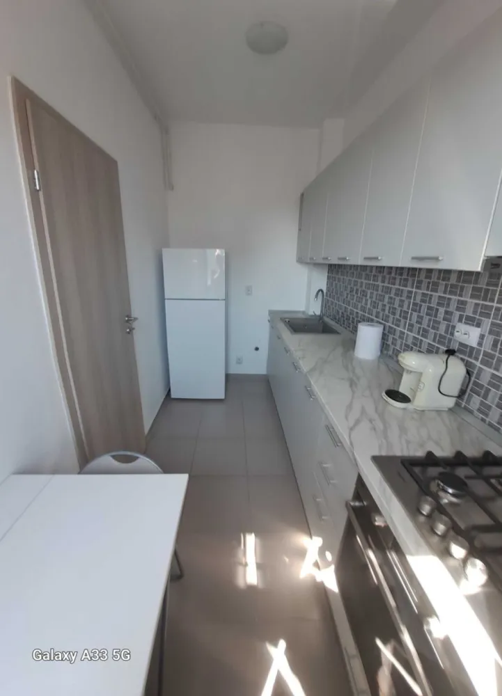 Închiriez garsoniera decomandata in bloc nou - Matei Basarab - Bloc nou, garsoniera utilata și mobilata complet - modern, totul nou, centrala proprie, aer condiționat, parchet, gresie, faianță, internet TV, orientare - soare dimineața, etaj 7/10, la parterul blocului este sala de fitness, piscina, și sauna, pentru cei din bloc se aplica o reducere de 30%, 8 min pana la metrou Muncii.