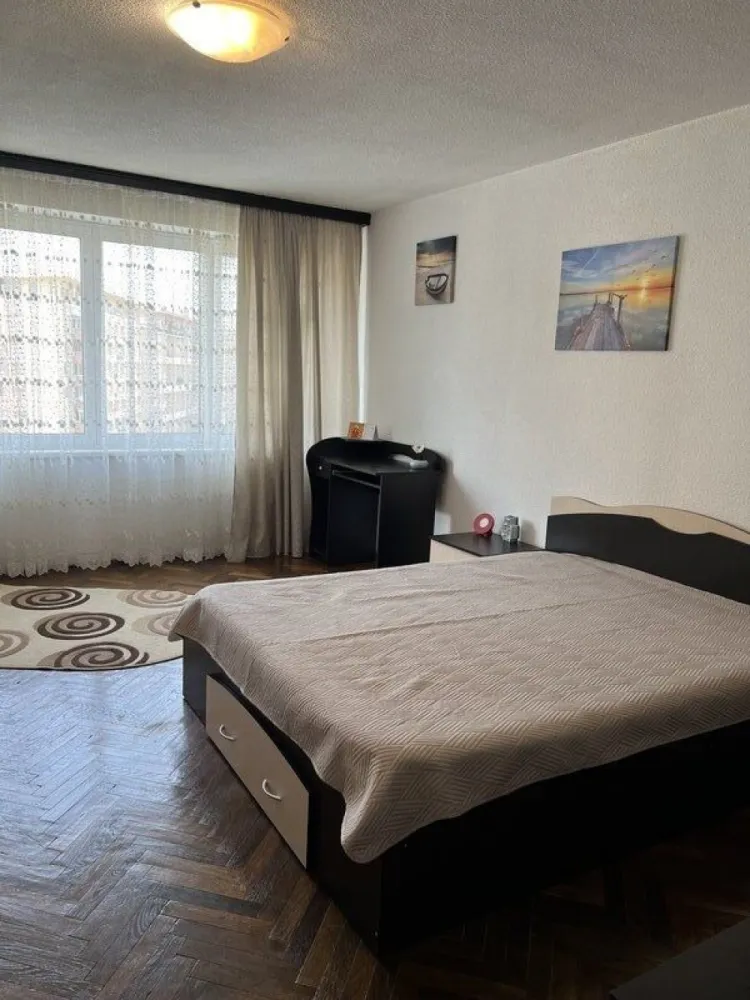 Cismigiu, Sala Palatului - Inchiriez garsoniera Sala Palatului, Str Ion Campineanu, bloc turn, etaj 5, la cateva minute de Parcul Cismigiu Bloc reabilitat termic recent, geamuri de termopan, pat dublu, parchet, gresie, faianta, vedere spre Sala Palatului, apometre si repartitoare, aer conditionat, frigider, plita electrica, cuptor cu microunde, masina de spalat.