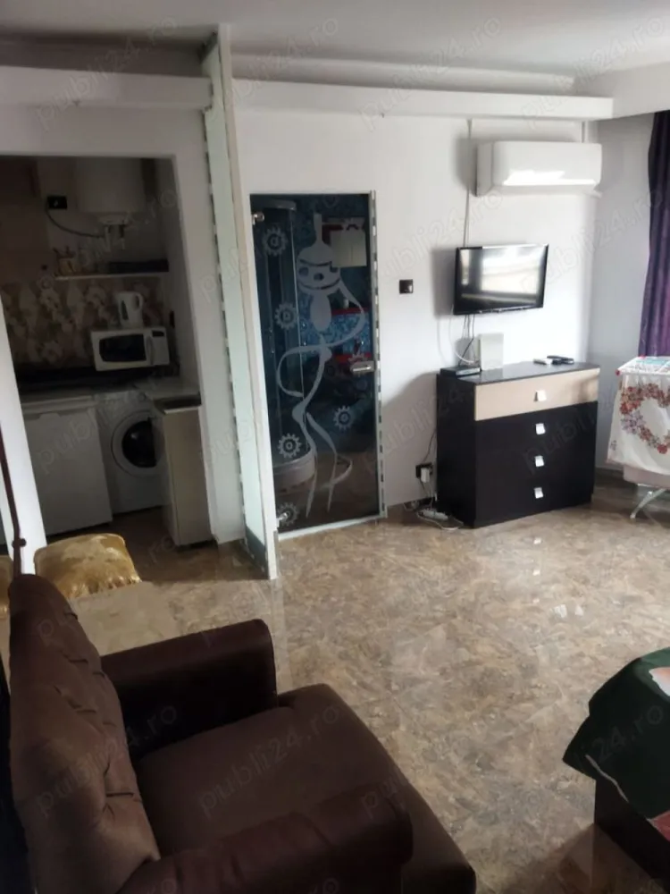BRASADAS închiriază Garsonieră, Centrul Vechi. - Agenția imobiliara BRASADAS închiriază garsoniera situată în Centrul Istoric al Bucureștiului, în imediata apropiere a Muzeului Național de Istorie și a Mănăstirii Stavropoleos. Condiţiile apartamentului sunt cele din pozele ataşate - se predă aşa cum îl vedeţi. Situat excelent în ceea ce priveşte accesul imediat şi facil la metrou, autobuz, trolleybus, Universitate, Calea Victoriei, Zona de Nord a Bucureştiului etc.