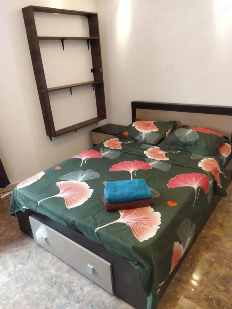 BRASADAS închiriază Garsonieră, Centrul Vechi. - Agenția imobiliara BRASADAS închiriază garsoniera situată în Centrul Istoric al Bucureștiului, în imediata apropiere a Muzeului Național de Istorie și a Mănăstirii Stavropoleos. Condiţiile apartamentului sunt cele din pozele ataşate - se predă aşa cum îl vedeţi. Situat excelent în ceea ce priveşte accesul imediat şi facil la metrou, autobuz, trolleybus, Universitate, Calea Victoriei, Zona de Nord a Bucureştiului etc.
