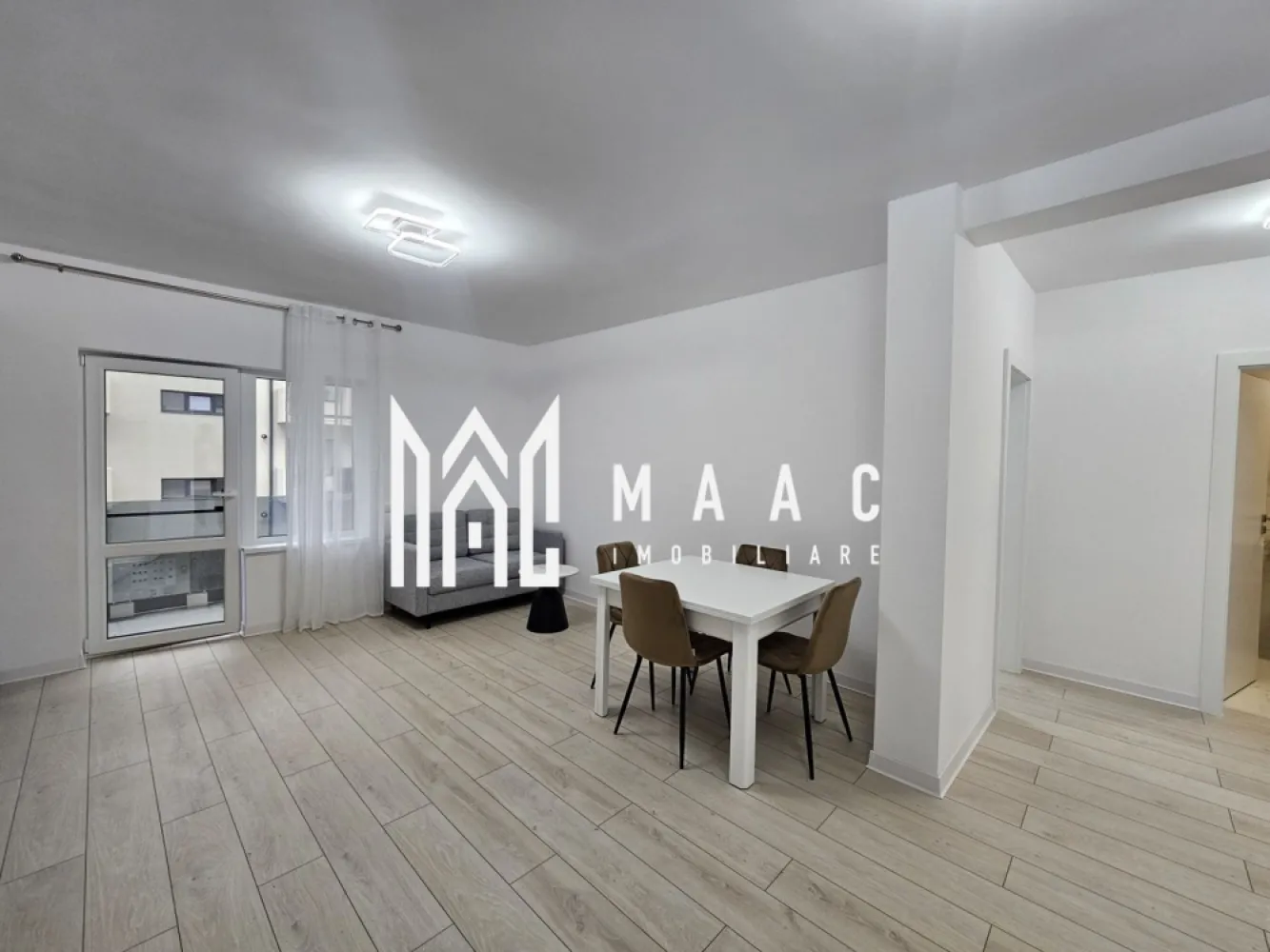 Apartament 3 camere | Prima inchiriere | Etaj 1 | D. Stanca - MAAC Imobiliare vă propune spre închiriere, un apartament modern cu 3 camere, situat la etajul 1 al unui imobil nou, finalizat în 2024, în zona Doamna Stanca. Locuința beneficiază de o compartimentare decomandată și se remarcă prin finisaje contemporane, amenajări realizate în 2025 și un design modern, ce asigură confort și funcționalitate. Detalii apartament: Suprafață utilă generoasă, cu living luminos și bucătărie open-space; 2 dormitoare spațioase, ideale pentru odihnă și intimitate; Baie modernă dotată cu cabină de duș; Balcon de 6 mp, perfect pentru relaxare; Loc de parcare propriu inclus în preț. Apartamentul este la prima închiriere, oferind un ambient elegant și impecabil, potrivit pentru persoane sau cupluri care își doresc un spațiu cochet și ușor de întreținut. Condiții de închiriere: Garanție: echivalentul unei chirii; Nu se acceptă: studenți, animale de companie și copii mici; Perioada minimă de închiriere: 12 luni. Proprietatea reprezintă alegerea ideală pentru cei care caută confort, siguranță și o locație bine conectată la principalele puncte de interes din zonă. ID: CP2724579. }}