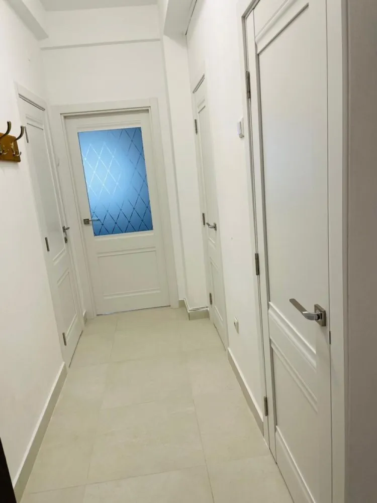 Inchiriere Garsoniera Piata Kogalniceanu - Ultracentral, Piața Mihail Kogălniceanu - garsonieră mobilata conf 1, etaj 1, prima inchiriere dupa renovare, obiecte sanitare noi Romstal Italia, electro menajere noi, usi noi, compusa din: - camera 20mp - ⁠baie, chicineta, debara - ⁠boxa - loc parcare platibil