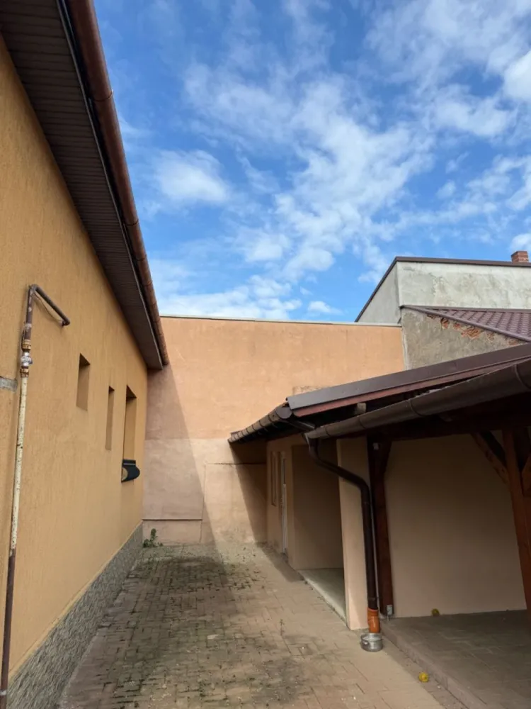 BRASADAS vinde casa 7 cam 11 ari teren renovată integral. - Agenția imobiliara BRASADAS vinde casă spațioasă și luminoasă, ideală pentru familie sau investiție, amplasată într-un ambient liniștit și verde, în apropierea Pieței Vechituri. Caracteristici principale: • Suprafață generoasă, compartimentată în 7 camere • Teren de 11 ari – perfect pentru amenajări exterioare (grădină, foișor, piscină) • Renovare completă realizată în 2017, cu materiale de calitate superioară • Acces rapid către puncte comerciale, școli, transport public Beneficii suplimentare: • Zonă liniștită, fără trafic intens • Spații interioare luminoase, bine compartimentate • Potrivită pentru familii numeroase sau ca investiție (spațiu birouri, grădiniță privată etc.) www.brasadas.com.