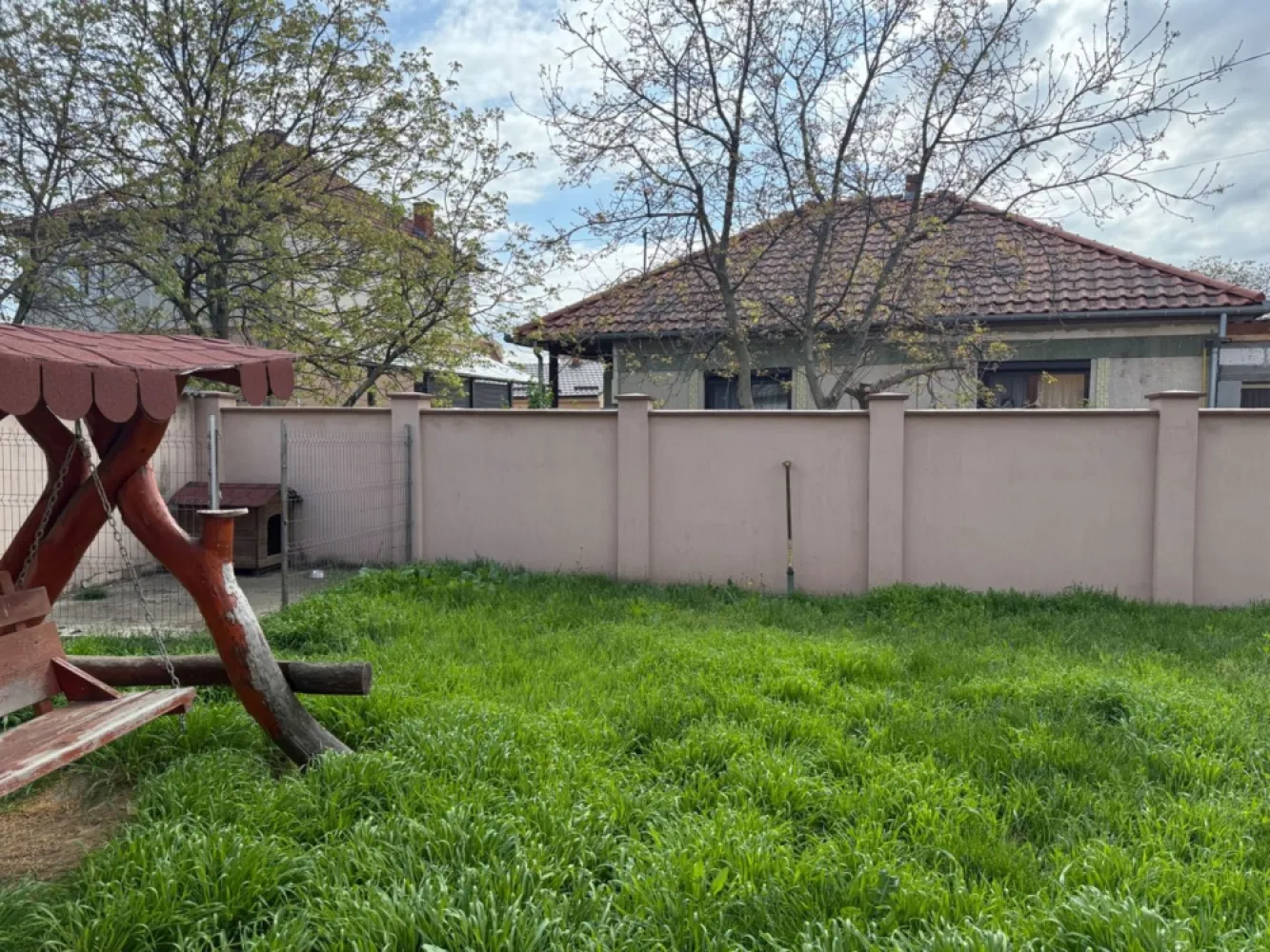 BRASADAS vinde casa 7 cam 11 ari teren renovată integral. - Agenția imobiliara BRASADAS vinde casă spațioasă și luminoasă, ideală pentru familie sau investiție, amplasată într-un ambient liniștit și verde, în apropierea Pieței Vechituri. Caracteristici principale: • Suprafață generoasă, compartimentată în 7 camere • Teren de 11 ari – perfect pentru amenajări exterioare (grădină, foișor, piscină) • Renovare completă realizată în 2017, cu materiale de calitate superioară • Acces rapid către puncte comerciale, școli, transport public Beneficii suplimentare: • Zonă liniștită, fără trafic intens • Spații interioare luminoase, bine compartimentate • Potrivită pentru familii numeroase sau ca investiție (spațiu birouri, grădiniță privată etc.) www.brasadas.com.