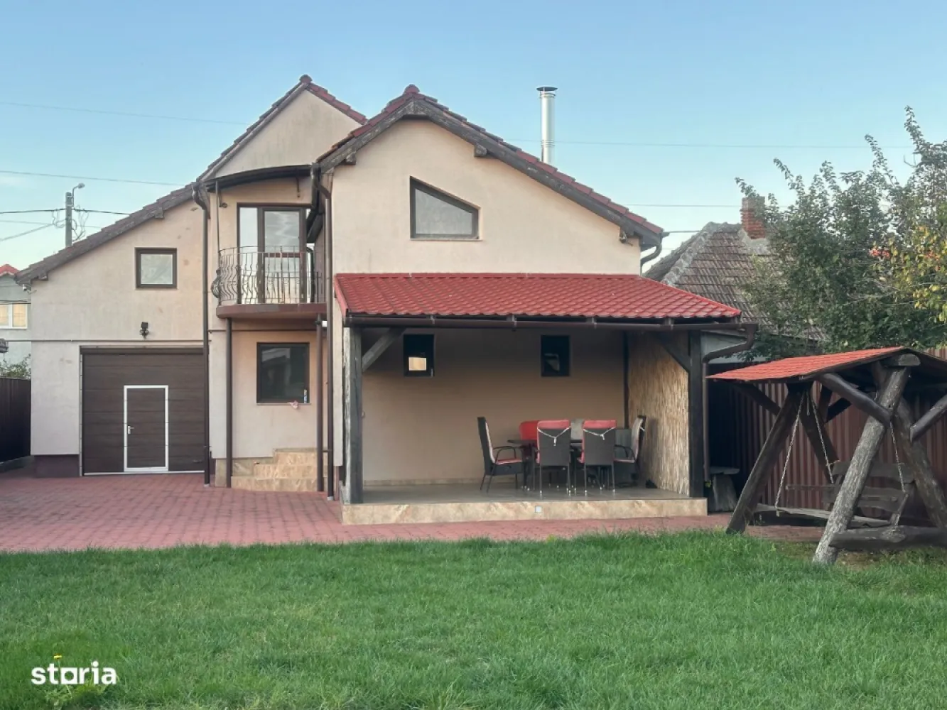 BRASADAS vinde casa in zona Lucian Blaga. - Agenția imobiliara BRASADAS vinde casă tip parter cu mansardă și teren aferent 8,36 ari in Satu Mare zona Lucian Blaga.  Casă finisată în 2017, cu toate utilitățile, din cărămidă suprafață utilă 170 mp, izolată la exterior, curte amenajată, complet îngrădită. Casa este compusă din: parter: hol, living, bucatărie, baie, debara, garaj, mansardă: 3 dormitoare decomandate, spațioase 18-21 mp, living cu balcon, baie, dressing. Front stradal 13 m. Finisaje moderne: parchet laminat, gresie,geamuri termopan, microcentrală prim condensare pe gaz, încălzire în pardoseală parter, calorifere mansardă, șemineu pe lemne, sistem supraveghere video, porți automate.