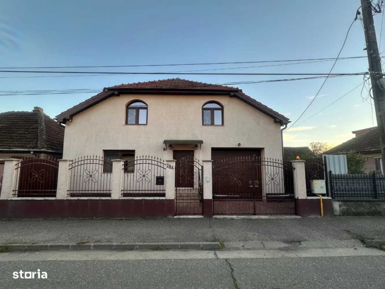 BRASADAS vinde casa in zona Lucian Blaga. - Agenția imobiliara BRASADAS vinde casă tip parter cu mansardă și teren aferent 8,36 ari in Satu Mare zona Lucian Blaga.  Casă finisată în 2017, cu toate utilitățile, din cărămidă suprafață utilă 170 mp, izolată la exterior, curte amenajată, complet îngrădită. Casa este compusă din: parter: hol, living, bucatărie, baie, debara, garaj, mansardă: 3 dormitoare decomandate, spațioase 18-21 mp, living cu balcon, baie, dressing. Front stradal 13 m. Finisaje moderne: parchet laminat, gresie,geamuri termopan, microcentrală prim condensare pe gaz, încălzire în pardoseală parter, calorifere mansardă, șemineu pe lemne, sistem supraveghere video, porți automate.