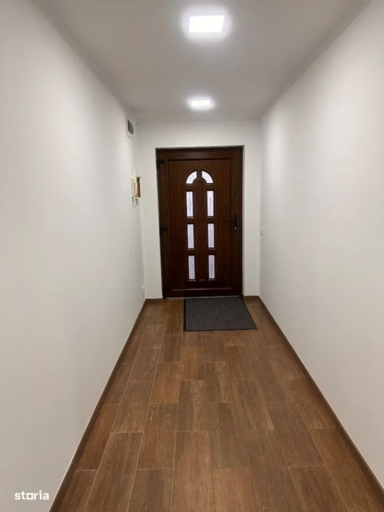 BRASADAS vinde casa in zona Lucian Blaga. - Agenția imobiliara BRASADAS vinde casă tip parter cu mansardă și teren aferent 8,36 ari in Satu Mare zona Lucian Blaga.  Casă finisată în 2017, cu toate utilitățile, din cărămidă suprafață utilă 170 mp, izolată la exterior, curte amenajată, complet îngrădită. Casa este compusă din: parter: hol, living, bucatărie, baie, debara, garaj, mansardă: 3 dormitoare decomandate, spațioase 18-21 mp, living cu balcon, baie, dressing. Front stradal 13 m. Finisaje moderne: parchet laminat, gresie,geamuri termopan, microcentrală prim condensare pe gaz, încălzire în pardoseală parter, calorifere mansardă, șemineu pe lemne, sistem supraveghere video, porți automate.