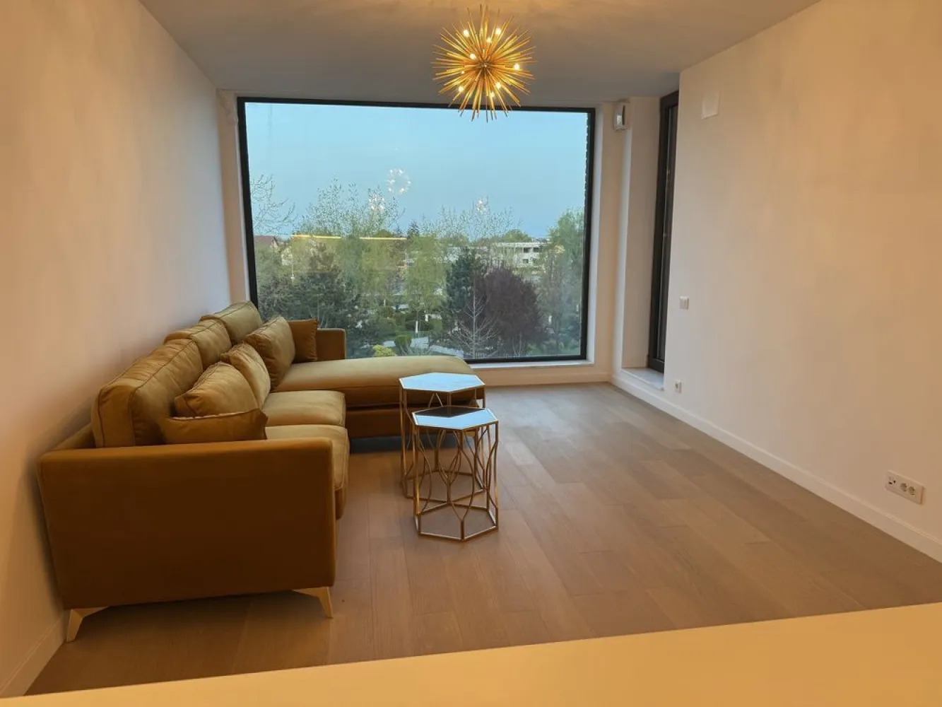 Închiriez apartament Tunari – Parc by Herăstrău Apartments.Proprietar - Apartament cu 2 camere, complet mobilat și utilat, mobilier și electrocasnice noi, vedere frumoasă spre parc. Loc de parcare inclus în preț. Dotări: • Mașină de spălat vase • Mașină de spălat rufe • Frigider • TV • Aer condiționat • Bucătărie complet utilată Totul este nou, apartamentul este la prima închiriere! Ideal pentru o persoană sau un cuplu care își dorește confort, liniște și acces rapid către oraș.