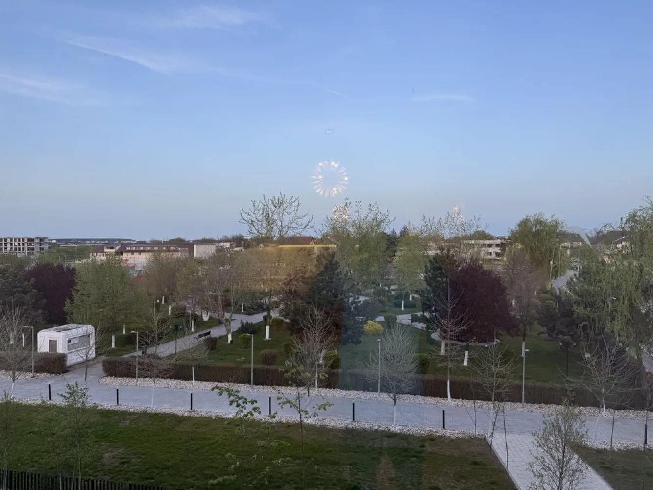 Închiriez apartament Tunari – Parc by Herăstrău Apartments.Proprietar - Apartament cu 2 camere, complet mobilat și utilat, mobilier și electrocasnice noi, vedere frumoasă spre parc. Loc de parcare inclus în preț. Dotări: • Mașină de spălat vase • Mașină de spălat rufe • Frigider • TV • Aer condiționat • Bucătărie complet utilată Totul este nou, apartamentul este la prima închiriere! Ideal pentru o persoană sau un cuplu care își dorește confort, liniște și acces rapid către oraș.