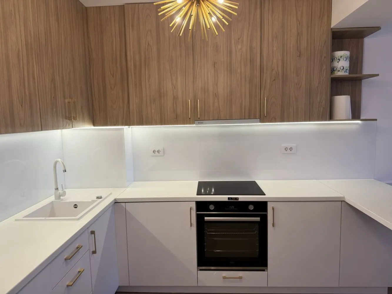 Închiriez apartament Tunari – Parc by Herăstrău Apartments.Proprietar - Apartament cu 2 camere, complet mobilat și utilat, mobilier și electrocasnice noi, vedere frumoasă spre parc. Loc de parcare inclus în preț. Dotări: • Mașină de spălat vase • Mașină de spălat rufe • Frigider • TV • Aer condiționat • Bucătărie complet utilată Totul este nou, apartamentul este la prima închiriere! Ideal pentru o persoană sau un cuplu care își dorește confort, liniște și acces rapid către oraș.