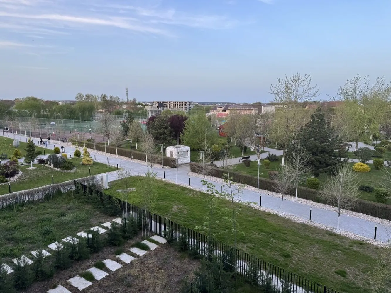 Închiriez apartament Tunari – Parc by Herăstrău Apartments.Proprietar - Apartament cu 2 camere, complet mobilat și utilat, mobilier și electrocasnice noi, vedere frumoasă spre parc. Loc de parcare inclus în preț. Dotări: • Mașină de spălat vase • Mașină de spălat rufe • Frigider • TV • Aer condiționat • Bucătărie complet utilată Totul este nou, apartamentul este la prima închiriere! Ideal pentru o persoană sau un cuplu care își dorește confort, liniște și acces rapid către oraș.