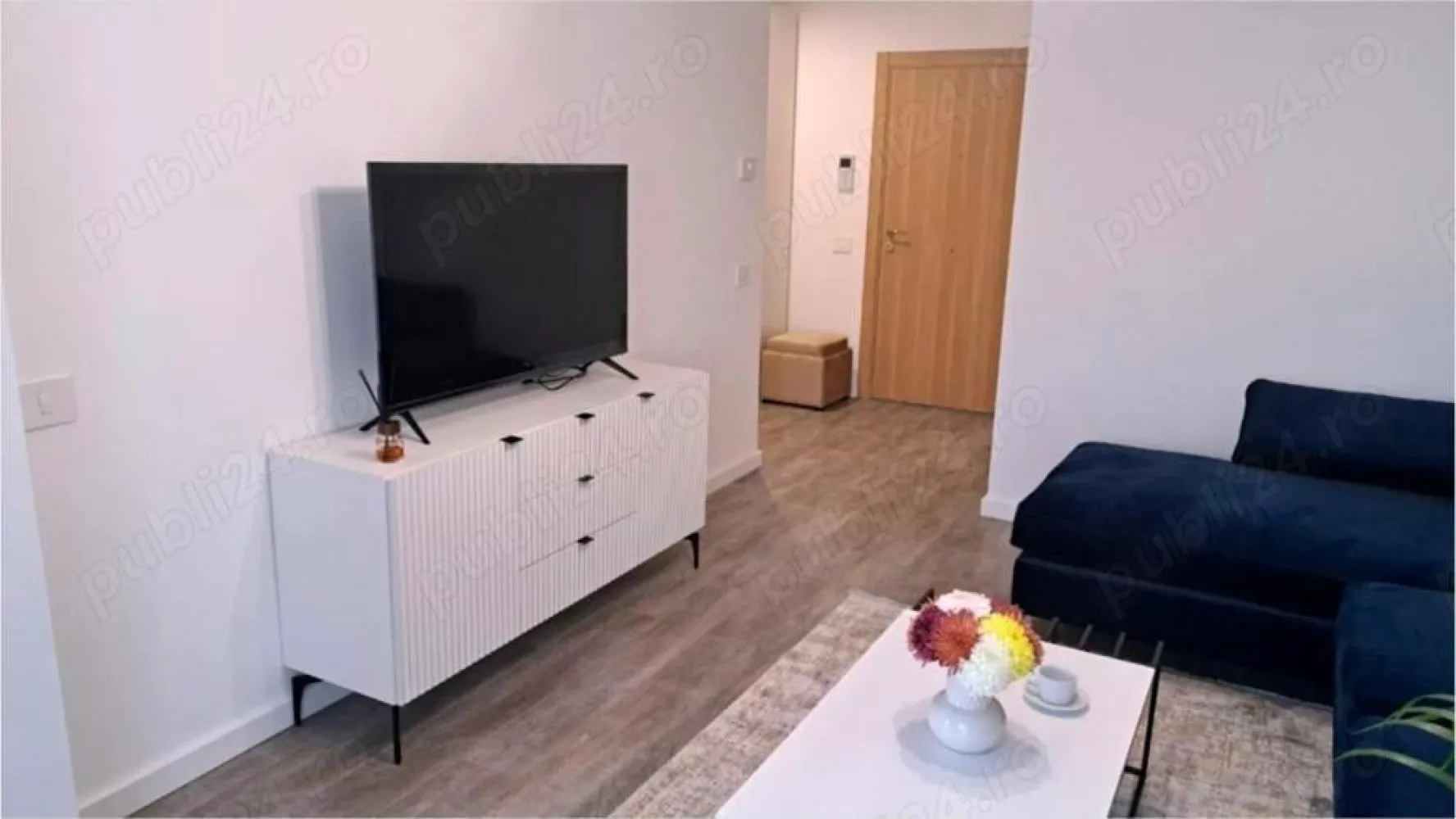 Herastrau (Parcului 20), apartament 2 camere, complet decomandat, bloc nou - Disponibil imediat! Locatie: Herastrau (1.5 km) Zona Bulevardul Expozitiei, Romexpo, Universitatea Romano-Americana Adresa: str. Parcului nr. 20 Accesul in acest nou si modern ansamblul rezidential este controlat si monitorizat video, dispune de parcari amenajate pentru vizitatori, receptie pentru vizitatori si rezidenti, statii pentru incarcare masini electrice, curte interioara amenajata cu spatii verzi si locuri de odihna. Descriere, dotari si finisaje: Apartament cu 2 camere, etaj 3 din 11, complet decomandat, design si mobilier exclusivist (Mobexpert), utilat complet (lenjerie, vesela, electronice si electrocasnice), prima inchiriere pe termen lung, imobil finalizat si receptionat in 2023. Compartimentare: living = 16,45 mp, bucatarie = 6,80 mp, dormitor = 12,93 mp, baie 3,46 mp, terasa cu iesire din sufragerie si bucatarie de 6,65 mp, (Suprafata construita, inclusiv terasa: 65 mp, conform planului arhitectural- releveu la cerere), incalzire prin pardoseala; complet mobilat si utilat cu: masina de spalat rufe cu uscator incorporat, masina de spalat vase, frigider, plita cuptor electrice, hota, aparat de cafea (Nespresso), aer conditionat cu invertor, 2 televizoare - in sufragerie si dormitor (Samsung, ultra-slim), aspirator robot Rowenta. Toate electrocasnicele dispun de extragarantie de 5 ani. Tamplarie PVC cu geam tripan, sistem smarthome integrat. Mobilier modern de terasa. Pret: 850 Euro luna NET= pret valabil fara inregistrare ANAF *Loc de parcare subteran disponibili- la cerere, pret separat (pret orientativ- 100-150 EUR luna) **AVANTAJ: abonamentul de internet de mare viteza (Digi) si cablu TV- incluse in pret Pret cu inregistrare ANAF: +20% Pret pentru cetateni straini (sau studenti): +30% Pret pentru persoanele cu animale de companie: +100% Pret pentru inchiriere pe termen scurt (1-11 luni = 5% in plus pentru fiecare luna care se scade dintr-un an) Preturi valabile pentru inchiriere pe un an (+contravaloarea chiriei pe 2 luni pentru garantie- avand in vedere nivelul dotarilor); colaborez cu agentiile imobiliare cu comision de 50% din prima chirie la semnarea contractului- in cazul in care aveti direct client interesat (altfel- promovarea este "la liber", nu se merge pe exclusivitate). Multumesc. Dan.