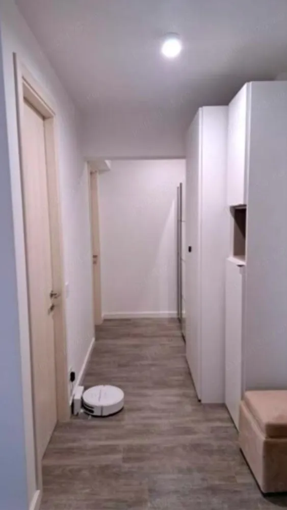 Herastrau (Parcului 20), apartament 2 camere, complet decomandat, bloc nou - Disponibil imediat! Locatie: Herastrau (1.5 km) Zona Bulevardul Expozitiei, Romexpo, Universitatea Romano-Americana Adresa: str. Parcului nr. 20 Accesul in acest nou si modern ansamblul rezidential este controlat si monitorizat video, dispune de parcari amenajate pentru vizitatori, receptie pentru vizitatori si rezidenti, statii pentru incarcare masini electrice, curte interioara amenajata cu spatii verzi si locuri de odihna. Descriere, dotari si finisaje: Apartament cu 2 camere, etaj 3 din 11, complet decomandat, design si mobilier exclusivist (Mobexpert), utilat complet (lenjerie, vesela, electronice si electrocasnice), prima inchiriere pe termen lung, imobil finalizat si receptionat in 2023. Compartimentare: living = 16,45 mp, bucatarie = 6,80 mp, dormitor = 12,93 mp, baie 3,46 mp, terasa cu iesire din sufragerie si bucatarie de 6,65 mp, (Suprafata construita, inclusiv terasa: 65 mp, conform planului arhitectural- releveu la cerere), incalzire prin pardoseala; complet mobilat si utilat cu: masina de spalat rufe cu uscator incorporat, masina de spalat vase, frigider, plita cuptor electrice, hota, aparat de cafea (Nespresso), aer conditionat cu invertor, 2 televizoare - in sufragerie si dormitor (Samsung, ultra-slim), aspirator robot Rowenta. Toate electrocasnicele dispun de extragarantie de 5 ani. Tamplarie PVC cu geam tripan, sistem smarthome integrat. Mobilier modern de terasa. Pret: 850 Euro luna NET= pret valabil fara inregistrare ANAF *Loc de parcare subteran disponibili- la cerere, pret separat (pret orientativ- 100-150 EUR luna) **AVANTAJ: abonamentul de internet de mare viteza (Digi) si cablu TV- incluse in pret Pret cu inregistrare ANAF: +20% Pret pentru cetateni straini (sau studenti): +30% Pret pentru persoanele cu animale de companie: +100% Pret pentru inchiriere pe termen scurt (1-11 luni = 5% in plus pentru fiecare luna care se scade dintr-un an) Preturi valabile pentru inchiriere pe un an (+contravaloarea chiriei pe 2 luni pentru garantie- avand in vedere nivelul dotarilor); colaborez cu agentiile imobiliare cu comision de 50% din prima chirie la semnarea contractului- in cazul in care aveti direct client interesat (altfel- promovarea este "la liber", nu se merge pe exclusivitate). Multumesc. Dan.