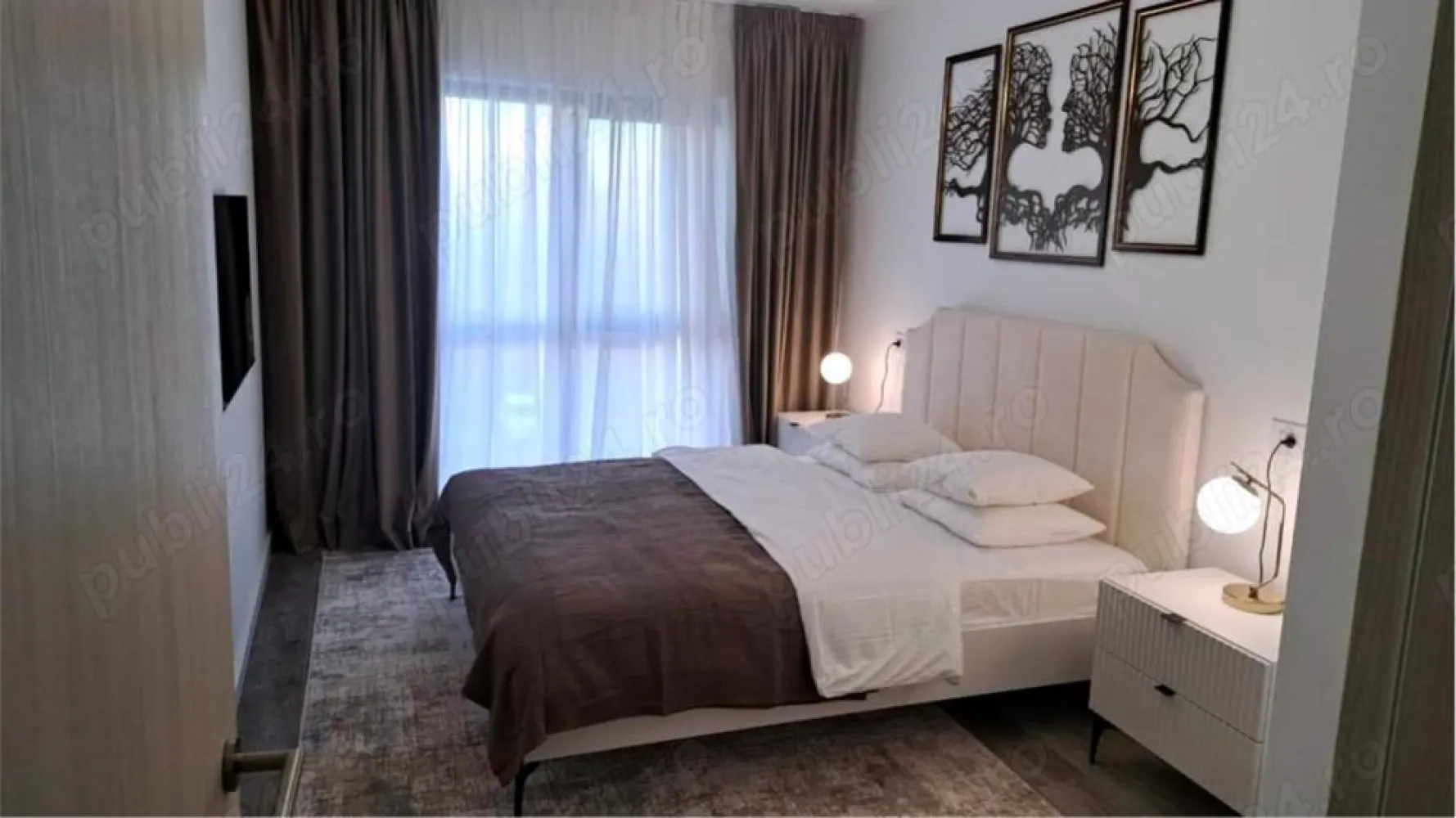 Herastrau (Parcului 20), apartament 2 camere, complet decomandat, bloc nou - Disponibil imediat! Locatie: Herastrau (1.5 km) Zona Bulevardul Expozitiei, Romexpo, Universitatea Romano-Americana Adresa: str. Parcului nr. 20 Accesul in acest nou si modern ansamblul rezidential este controlat si monitorizat video, dispune de parcari amenajate pentru vizitatori, receptie pentru vizitatori si rezidenti, statii pentru incarcare masini electrice, curte interioara amenajata cu spatii verzi si locuri de odihna. Descriere, dotari si finisaje: Apartament cu 2 camere, etaj 3 din 11, complet decomandat, design si mobilier exclusivist (Mobexpert), utilat complet (lenjerie, vesela, electronice si electrocasnice), prima inchiriere pe termen lung, imobil finalizat si receptionat in 2023. Compartimentare: living = 16,45 mp, bucatarie = 6,80 mp, dormitor = 12,93 mp, baie 3,46 mp, terasa cu iesire din sufragerie si bucatarie de 6,65 mp, (Suprafata construita, inclusiv terasa: 65 mp, conform planului arhitectural- releveu la cerere), incalzire prin pardoseala; complet mobilat si utilat cu: masina de spalat rufe cu uscator incorporat, masina de spalat vase, frigider, plita cuptor electrice, hota, aparat de cafea (Nespresso), aer conditionat cu invertor, 2 televizoare - in sufragerie si dormitor (Samsung, ultra-slim), aspirator robot Rowenta. Toate electrocasnicele dispun de extragarantie de 5 ani. Tamplarie PVC cu geam tripan, sistem smarthome integrat. Mobilier modern de terasa. Pret: 850 Euro luna NET= pret valabil fara inregistrare ANAF *Loc de parcare subteran disponibili- la cerere, pret separat (pret orientativ- 100-150 EUR luna) **AVANTAJ: abonamentul de internet de mare viteza (Digi) si cablu TV- incluse in pret Pret cu inregistrare ANAF: +20% Pret pentru cetateni straini (sau studenti): +30% Pret pentru persoanele cu animale de companie: +100% Pret pentru inchiriere pe termen scurt (1-11 luni = 5% in plus pentru fiecare luna care se scade dintr-un an) Preturi valabile pentru inchiriere pe un an (+contravaloarea chiriei pe 2 luni pentru garantie- avand in vedere nivelul dotarilor); colaborez cu agentiile imobiliare cu comision de 50% din prima chirie la semnarea contractului- in cazul in care aveti direct client interesat (altfel- promovarea este "la liber", nu se merge pe exclusivitate). Multumesc. Dan.