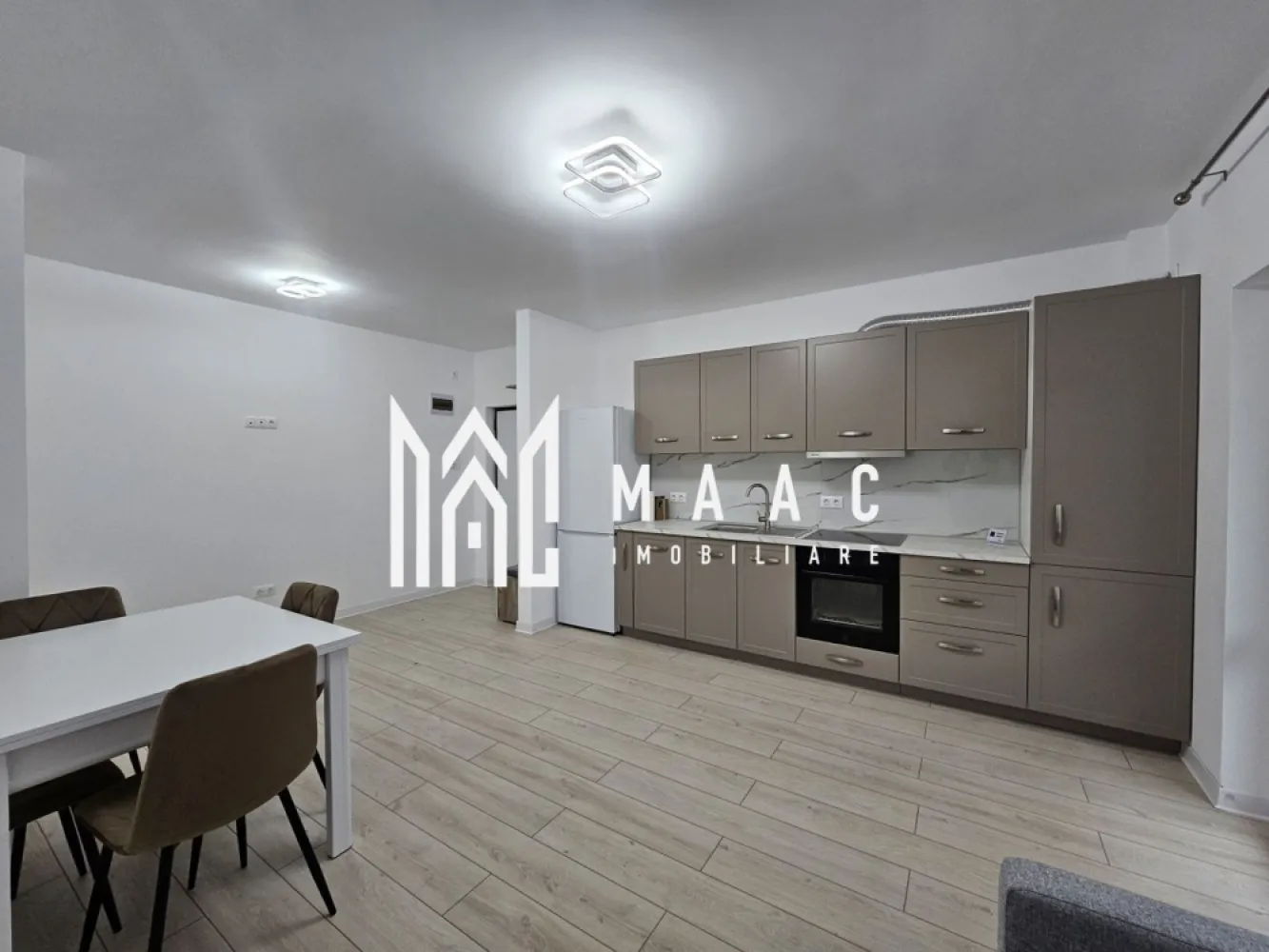 Apartament 3 camere | Prima inchiriere | Etaj 1 | D. Stanca - MAAC Imobiliare vă propune spre închiriere, un apartament modern cu 3 camere, situat la etajul 1 al unui imobil nou, finalizat în 2024, în zona Doamna Stanca. Locuința beneficiază de o compartimentare decomandată și se remarcă prin finisaje contemporane, amenajări realizate în 2025 și un design modern, ce asigură confort și funcționalitate. Detalii apartament: Suprafață utilă generoasă, cu living luminos și bucătărie open-space; 2 dormitoare spațioase, ideale pentru odihnă și intimitate; Baie modernă dotată cu cabină de duș; Balcon de 6 mp, perfect pentru relaxare; Loc de parcare propriu inclus în preț. Apartamentul este la prima închiriere, oferind un ambient elegant și impecabil, potrivit pentru persoane sau cupluri care își doresc un spațiu cochet și ușor de întreținut. Condiții de închiriere: Garanție: echivalentul unei chirii; Nu se acceptă: studenți, animale de companie și copii mici; Perioada minimă de închiriere: 12 luni. Proprietatea reprezintă alegerea ideală pentru cei care caută confort, siguranță și o locație bine conectată la principalele puncte de interes din zonă. ID: CP2724579. }}