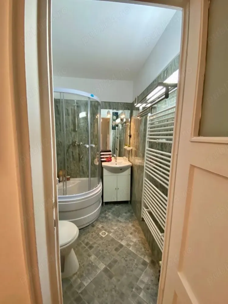 BRASADAS închiriază ap 2 cam etaj 1/2 Floreasca. - Agenția imobiliara BRASADAS închiriază apartament 2 camere , situat la etajul 1 într-un bloc cu un regim de inaltime P+2. Blocul se află în zona Floreasca , lângă parc. De asemenea, imobilul este in apropiere de stații de autobuz, supermarket, parc, restaurante puburi, clinică medicală, școală grădiniță. Imobilul este reabiltat termic. Apartamentul este decomandat - un living, un dormitor,dressing. holuri, baie cu cabină de duș și cădiță, debara de serviciu, bucătărie, centrală proprie, aer condiționat, termopane , gresie, faianță, parchet nou, mașină de spălat rufe, dryer-uscător rufe, frigider-combină, plită cu 4 ochiuri pe gaz, cuptor pe gaz, hotă cu evacuare externă, șemineu, lămpi cu led, televizor smart , circuite electrice separate, ușă cu închidere în 9 puncte. Apartamentul este reabilitat termic, dotat cu contoare separate de curent, gaze și apăconferind o independență a consumurilor utilităților. Apartamentul este reabilitat termic, proaspăt renovat, complet mobilat și utilat. Pret: 700 Euro NEGOCIABIL