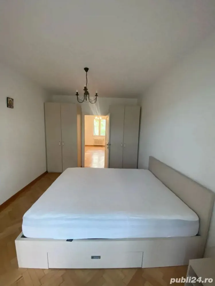 Particular, inchiriez Apartament de 2 camere, Str Calea Floreasca, vis a vis de blocurile One - Apartament 2 camere, mobilat, foarte curat, Livingul se mobileaza, saltea noua, 2 dresinguri, bucatarie utilata, aer conditionat + boxa 8 mp. Nu accept animale de companie, nu se fumeaza in apartament