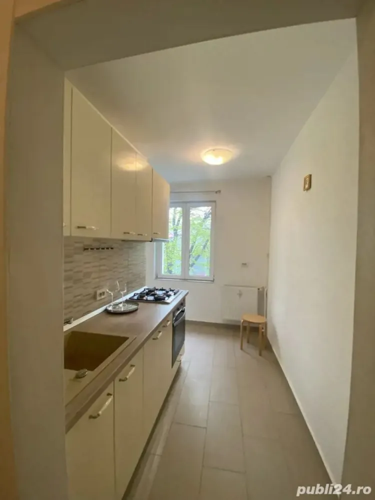 Particular, inchiriez Apartament de 2 camere, Str Calea Floreasca, vis a vis de blocurile One - Apartament 2 camere, mobilat, foarte curat, Livingul se mobileaza, saltea noua, 2 dresinguri, bucatarie utilata, aer conditionat + boxa 8 mp. Nu accept animale de companie, nu se fumeaza in apartament