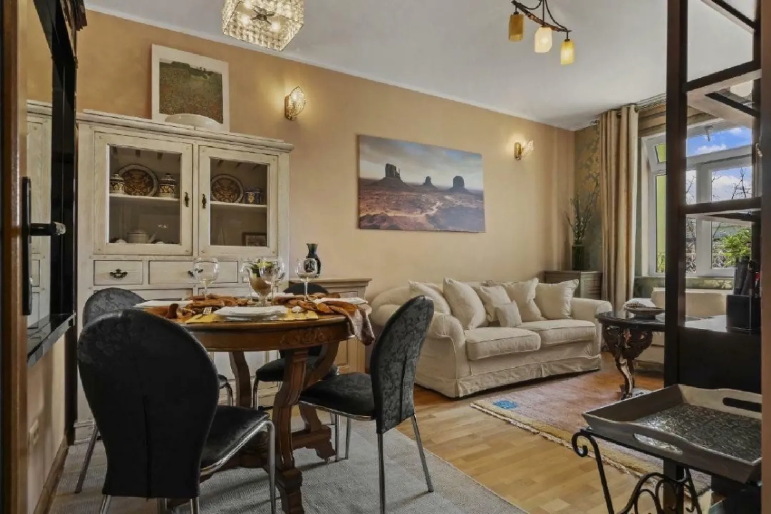 Apartament 2 cam decomandat, 50 mp + Boxa depozitare, Parc Cinema Floreasca - Apartament decomandat, 2 Camere, 50 mp, etajul 3/3 , elegant, Rafinat şi confortabil + Boxa depozitare. Localizat la parcul cinema Floreasca. Strada linistita inconjurata de multe Spatii Verzi. Apartamentul este Nou amenajat, la prima Inchiriere. Foarte luminos, ferestre Mari, orientare S-V Cladire foarte solida cu pereti dubli de caramida si izolatie exterioara ce confera in mod natural, comfort termic sporit ( pastreaza racoarea sau caldura) - costuri mici la intretinere. Cladire discreta, curata şi liniştită. Boxa ( spatiu de depozitare) Camerele bine proportionate, ferestre Mari si luminoase, tavan inalt, podele din lemn masiv, usi de interior elegante, vitrate/ securizate; Ambele camere dispun de Spatii optime de dormit; canapeaua extensibila dispune de saltea confortabila pentru dormit permanent. Camerele, Mobilate cu rafinament si eleganta, ofera un ambient placut, relaxant si confortabil Spatii de depozitare generoase. Spatii de lucru. Bucataria mobilata complet, luminoasa, cu spatiu pentru luat masa, utilata cu electrocasnice din otel inoxidabil ( plita, Hota, Cuptor, Frigider, prajitor, espressor..), set elegant, complet de vesela. WiFi, aer condiţionat cald/rece Incredibla Zona de parcuri si lacuri cu restaurante sofisticate, cafenele, baruri si cluburi , supermarket, posta, situate la distante de mers pe jos. Zona de maximă siguranţă! Centre medicale prestigioase la minima distanta de mers pe Jos. Shopping Mall, Sali de sport, piste biciclete, supermarket, la distanţă de mers pe jos. Statii de transport in Comun si metrou in imediata apropiere. Parcare gratis in jurul cladirii. Gradina interioara creata de Forma U a cladirii.