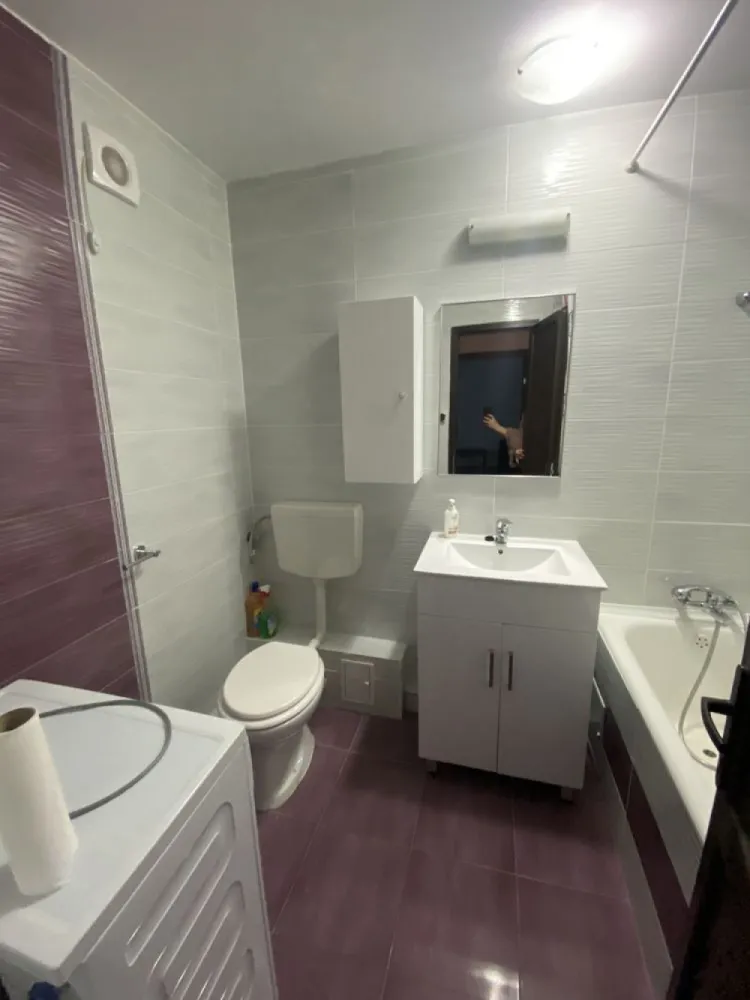 Dorobanti - Polona - Stefan cel Mare - Metrou - Apartament 2 camere decomandat, 55 mp, bloc 1980, P/8 - Parter Inalt (peste nivelul capului), vedere pe spatele blocului (ferit de galagie si trafic) Complet mobilat si utilat Bloc izolat si centrala termica noua Metrou St cel Mare 4minute/300m Nu se accepta: animale de companie, fumat in casa Se accepta: inregistrare contract pentru deducere cheltuieli