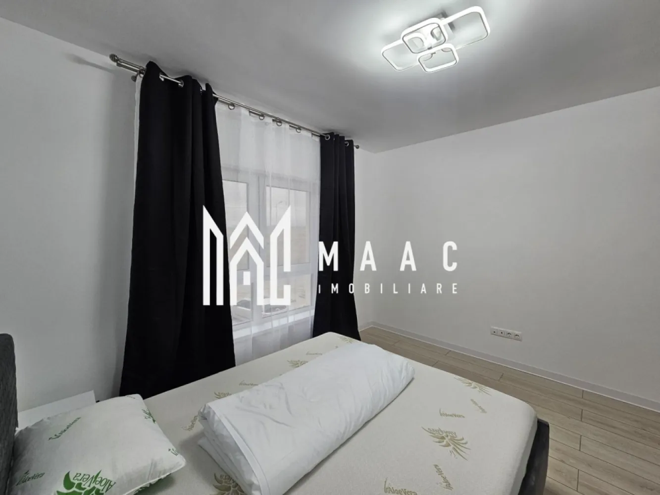 Apartament 3 camere | Prima inchiriere | Etaj 1 | D. Stanca - MAAC Imobiliare vă propune spre închiriere, un apartament modern cu 3 camere, situat la etajul 1 al unui imobil nou, finalizat în 2024, în zona Doamna Stanca. Locuința beneficiază de o compartimentare decomandată și se remarcă prin finisaje contemporane, amenajări realizate în 2025 și un design modern, ce asigură confort și funcționalitate. Detalii apartament: Suprafață utilă generoasă, cu living luminos și bucătărie open-space; 2 dormitoare spațioase, ideale pentru odihnă și intimitate; Baie modernă dotată cu cabină de duș; Balcon de 6 mp, perfect pentru relaxare; Loc de parcare propriu inclus în preț. Apartamentul este la prima închiriere, oferind un ambient elegant și impecabil, potrivit pentru persoane sau cupluri care își doresc un spațiu cochet și ușor de întreținut. Condiții de închiriere: Garanție: echivalentul unei chirii; Nu se acceptă: studenți, animale de companie și copii mici; Perioada minimă de închiriere: 12 luni. Proprietatea reprezintă alegerea ideală pentru cei care caută confort, siguranță și o locație bine conectată la principalele puncte de interes din zonă. ID: CP2724579. }}
