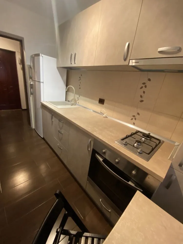 Dorobanti - Polona - Stefan cel Mare - Metrou - Apartament 2 camere decomandat, 55 mp, bloc 1980, P/8 - Parter Inalt (peste nivelul capului), vedere pe spatele blocului (ferit de galagie si trafic) Complet mobilat si utilat Bloc izolat si centrala termica noua Metrou St cel Mare 4minute/300m Nu se accepta: animale de companie, fumat in casa Se accepta: inregistrare contract pentru deducere cheltuieli