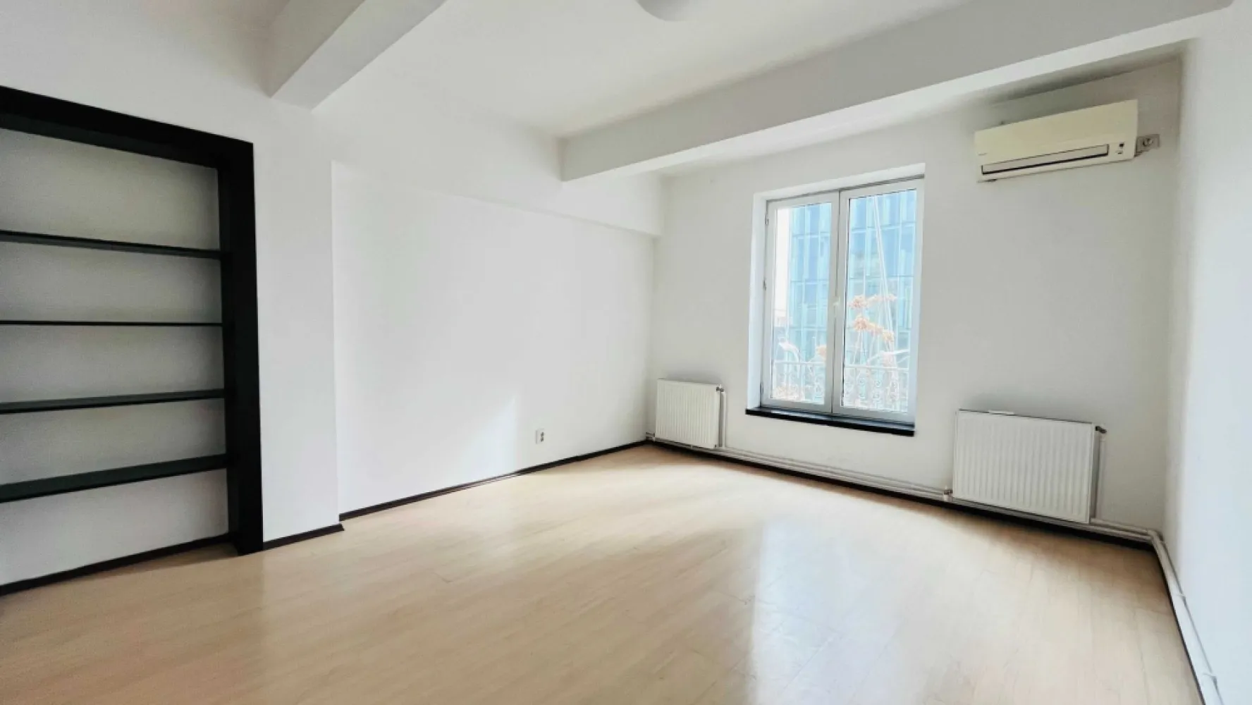 Apartament 2 camere Capitale - Apartament de două camere spațios și luminos în zona Piața Victoriei Capitale pentru sediu de firmă, etajul trei din șase. Liber de la 10 aprilie 2025. Anuntul este postat de catre proprietar.