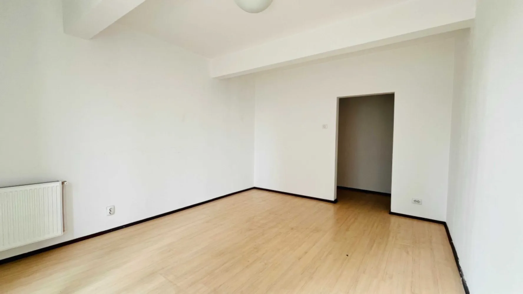 Apartament 2 camere Capitale - Apartament de două camere spațios și luminos în zona Piața Victoriei Capitale pentru sediu de firmă, etajul trei din șase. Liber de la 10 aprilie 2025. Anuntul este postat de catre proprietar.