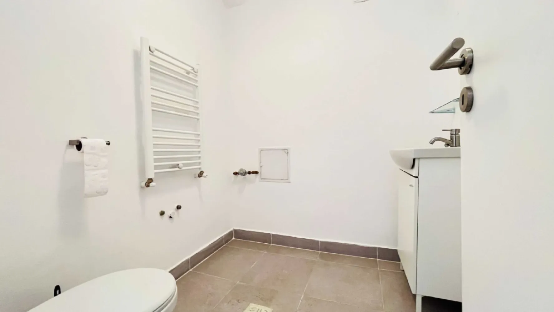 Apartament 2 camere Capitale - Apartament de două camere spațios și luminos în zona Piața Victoriei Capitale pentru sediu de firmă, etajul trei din șase. Liber de la 10 aprilie 2025. Anuntul este postat de catre proprietar.