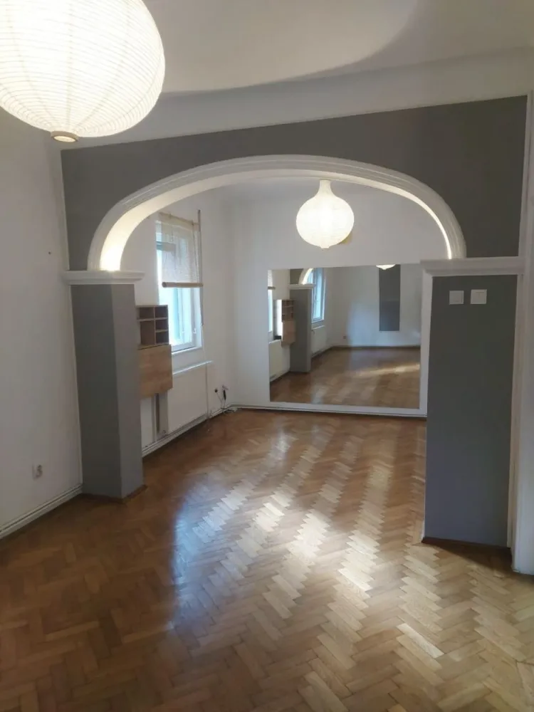 BRASADAS închiriază ap 2 cam - zona Capitale, Braziliei. - Agenția imobiliara BRASADAS închiriază apartament cochet, complet renovat, situat la parterul unei case de pe strada Brazilia, din zona Dorobanți-Capitale, cu o grădină privată în stil japonez. Detalii: Camere luminoase și spațioase Bucătărie: mobilată Baie modernă Hol spațios Apartamentul combină elementele clasice cu un design modern, având ferestre mari și parchet din lemn masiv. Livingul este luminos și elegant, cu arcade stilate. Localizare excelentă aproape de Piața Dorobanți, acces facil la mijloace de transport în comun, restaurante, cafenele și zone comerciale. Pentru mai multe oferte accesați www.brasadas.com.