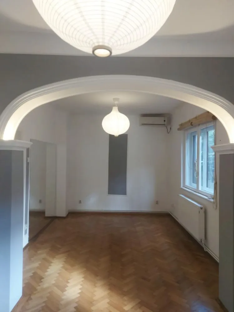 BRASADAS închiriază ap 2 cam - zona Capitale, Braziliei. - Agenția imobiliara BRASADAS închiriază apartament cochet, complet renovat, situat la parterul unei case de pe strada Brazilia, din zona Dorobanți-Capitale, cu o grădină privată în stil japonez. Detalii: Camere luminoase și spațioase Bucătărie: mobilată Baie modernă Hol spațios Apartamentul combină elementele clasice cu un design modern, având ferestre mari și parchet din lemn masiv. Livingul este luminos și elegant, cu arcade stilate. Localizare excelentă aproape de Piața Dorobanți, acces facil la mijloace de transport în comun, restaurante, cafenele și zone comerciale. Pentru mai multe oferte accesați www.brasadas.com.