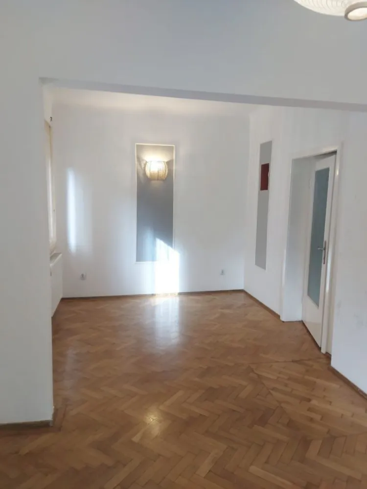 BRASADAS închiriază ap 2 cam - zona Capitale, Braziliei. - Agenția imobiliara BRASADAS închiriază apartament cochet, complet renovat, situat la parterul unei case de pe strada Brazilia, din zona Dorobanți-Capitale, cu o grădină privată în stil japonez. Detalii: Camere luminoase și spațioase Bucătărie: mobilată Baie modernă Hol spațios Apartamentul combină elementele clasice cu un design modern, având ferestre mari și parchet din lemn masiv. Livingul este luminos și elegant, cu arcade stilate. Localizare excelentă aproape de Piața Dorobanți, acces facil la mijloace de transport în comun, restaurante, cafenele și zone comerciale. Pentru mai multe oferte accesați www.brasadas.com.