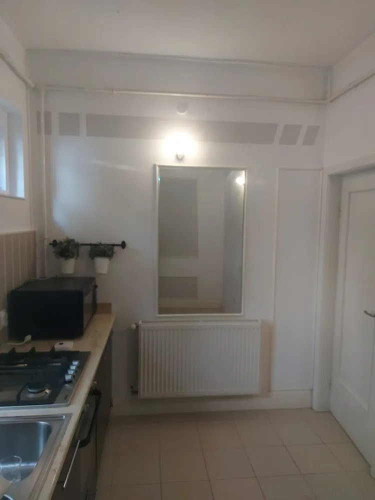 BRASADAS închiriază ap 2 cam - zona Capitale, Braziliei. - Agenția imobiliara BRASADAS închiriază apartament cochet, complet renovat, situat la parterul unei case de pe strada Brazilia, din zona Dorobanți-Capitale, cu o grădină privată în stil japonez. Detalii: Camere luminoase și spațioase Bucătărie: mobilată Baie modernă Hol spațios Apartamentul combină elementele clasice cu un design modern, având ferestre mari și parchet din lemn masiv. Livingul este luminos și elegant, cu arcade stilate. Localizare excelentă aproape de Piața Dorobanți, acces facil la mijloace de transport în comun, restaurante, cafenele și zone comerciale. Pentru mai multe oferte accesați www.brasadas.com.