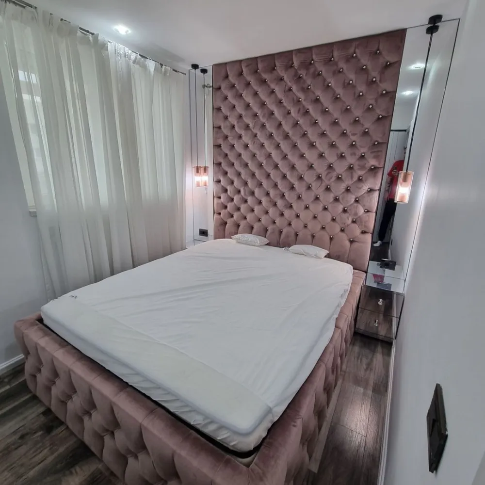 Apartament premium Zona Dorobatinti Apartament Modern - Apartament de lux cu 2 camere situat in Calea Dorobanti . Suprafata apartamentului este de 68 mp! Acest apartament ofera un spatiu elegant si confortabil, cu balcon foarte generos! Imobilul este complet mobilat si finisat premium, oferind un design modern! Bucataria este complet echipata( masina spalat vase, frigider , cuptor, cuptor microunde) toata incorporate in mobilier! Living spatios si luminos beneficiaza de finisaje de inalta calitate ( semineu incorporat) Dormitor elegant, iar baie cu dotari premium! Etaj 7 din 8! Aveti acces facil la urmatoarele: Metrou 3 minute Autobuz , tramvai 1 min Cafenele si restaurante la 3 minute ! Parc Floreasca la 5 minute! Zona de Lux