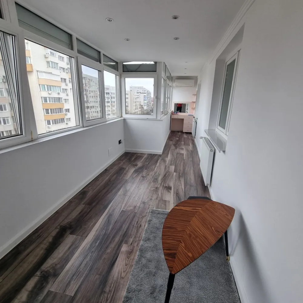 Apartament premium Zona Dorobatinti Apartament Modern - Apartament de lux cu 2 camere situat in Calea Dorobanti . Suprafata apartamentului este de 68 mp! Acest apartament ofera un spatiu elegant si confortabil, cu balcon foarte generos! Imobilul este complet mobilat si finisat premium, oferind un design modern! Bucataria este complet echipata( masina spalat vase, frigider , cuptor, cuptor microunde) toata incorporate in mobilier! Living spatios si luminos beneficiaza de finisaje de inalta calitate ( semineu incorporat) Dormitor elegant, iar baie cu dotari premium! Etaj 7 din 8! Aveti acces facil la urmatoarele: Metrou 3 minute Autobuz , tramvai 1 min Cafenele si restaurante la 3 minute ! Parc Floreasca la 5 minute! Zona de Lux