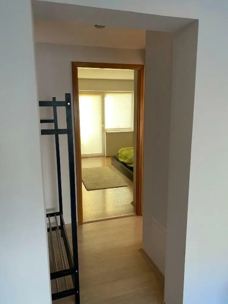 Apartament zona Aviatiei 2 Camere -Mobilat si utilat -Pet friendly -7 min Metrou - Va propunem spre inchiriere un apartament de 2 camere, complet mobilat si utilat, situat la etajul 3 din 4, amplasat in spatele hotelului Crystal Palace (zona Aviatiei), foarte aproape de mijloace de transport in comun si de metrou (7 min. Metrou Aurel Vlaicu). Apartamentul are o suprafata utila de 57mp, este semidecomandat, cu bucataria si livingul in concept "open-space", dormitor cu pat matrimonial si spatii de depozitare, dressing spatios, 2 holuri, baie si balcon (= 4.6mp). Utilități o Utilitati generale: Curent, Apa, Canalizare, Gaz o Acces internet: Cablu, Wireless Finisaje o Ferestre cu geam termopan: PVC o Usa intrare: Metal o Izolatii termice: Exterior, Interior o Podele: Gresie, Parchet o Pereti: Faianta Dotări o Bucatarie: Mobilata, Utilata o Mobilat: Complet o Electrocasnice: Masina de spalat rufe, Frigider, Aragaz, Hota, 2x Aer Conditionat, TV, Expressor Pentru mai multe detalii si vizionari va rog, nu ezitati sa ne contactati!