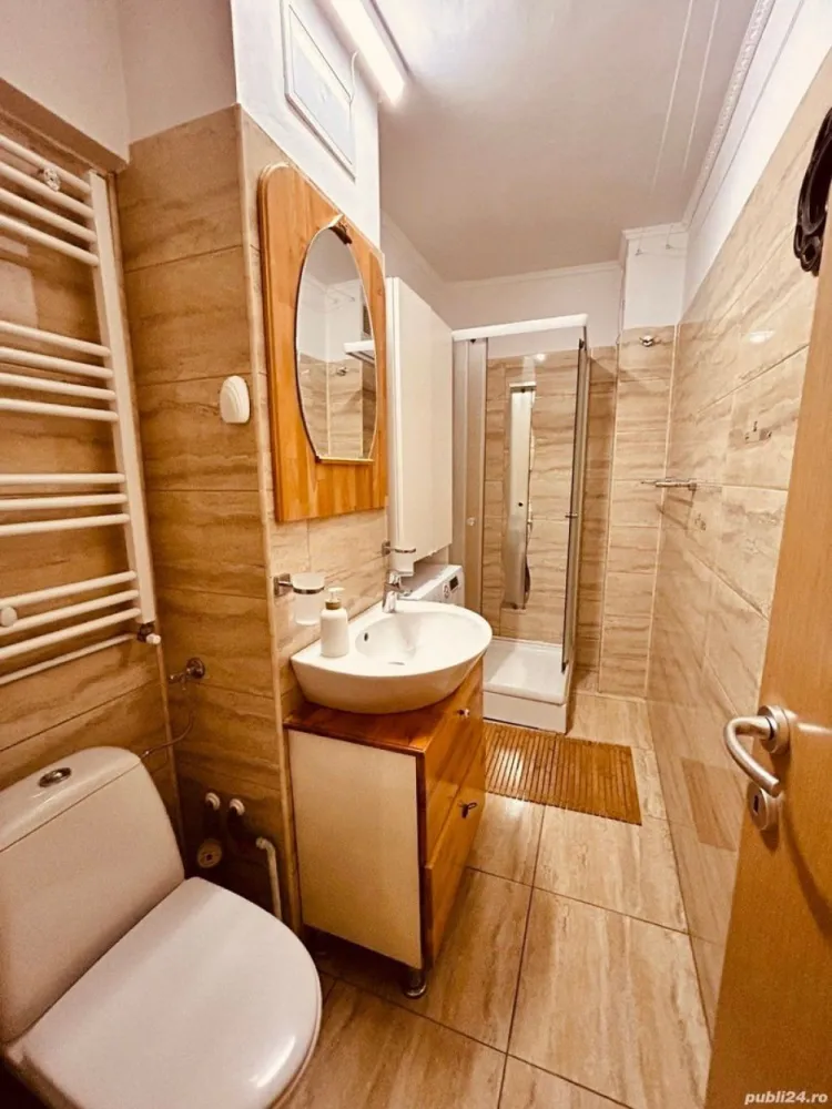 Închiriez Apartament 2 Camere Marriott - NU colaborez cu agenție ! Închiriez apartament de 2 camere într-o zona deosebita, aflat în intersecția blvd Panduri cu 13 Septembrie lângă hotel Marriot, cu vedere la intersecție.Construcție an 91. PRETABIL FIRMĂ! (NOTAR, AVOCAT, MEDIC FAMILIE) Facilități:  -LOC DE PARCARE PROPRIU! -Centrala termica proprie. -TRIpan in TOATE camerele. -2 aere conditionate in living dormitor. -Mega Image la parter,  -Carrefour în imediata apropiere,  -Acces interfon în bloc,  -Camere video,  -Casa Poporului si Catedrala Neamului la doi pasi,  -Metrou Izvor și Parc Izvor în 10 minute mers pe jos. -Parc Romniceanu 7 minute maxim; -Parc Cismigiu la 15 minute,  -Piata Prosper la 5 minute -Zona liniștită și exclusivistă. Apartamentul este foarte spatios 60mp, proaspăt amenajat, centrala termica proprie, TRIpan excelent izolat fonic și termic, sanitare noi, bucătărie nouă, Living nou, gresie nouă, parchet lemn masiv, uși interioare lemn Pinum, ușă metalică, aer condiționat în ambele camere, proaspăt văruit.  Pentru informatii nu ezitati sa ma contactati. Pretul NU este negociabil.