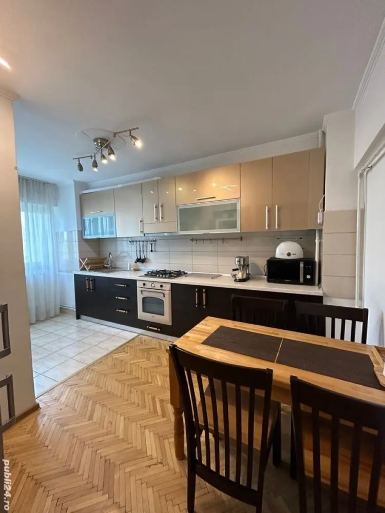 Închiriez Apartament 2 Camere Marriott - NU colaborez cu agenție ! Închiriez apartament de 2 camere într-o zona deosebita, aflat în intersecția blvd Panduri cu 13 Septembrie lângă hotel Marriot, cu vedere la intersecție.Construcție an 91. PRETABIL FIRMĂ! (NOTAR, AVOCAT, MEDIC FAMILIE) Facilități:  -LOC DE PARCARE PROPRIU! -Centrala termica proprie. -TRIpan in TOATE camerele. -2 aere conditionate in living dormitor. -Mega Image la parter,  -Carrefour în imediata apropiere,  -Acces interfon în bloc,  -Camere video,  -Casa Poporului si Catedrala Neamului la doi pasi,  -Metrou Izvor și Parc Izvor în 10 minute mers pe jos. -Parc Romniceanu 7 minute maxim; -Parc Cismigiu la 15 minute,  -Piata Prosper la 5 minute -Zona liniștită și exclusivistă. Apartamentul este foarte spatios 60mp, proaspăt amenajat, centrala termica proprie, TRIpan excelent izolat fonic și termic, sanitare noi, bucătărie nouă, Living nou, gresie nouă, parchet lemn masiv, uși interioare lemn Pinum, ușă metalică, aer condiționat în ambele camere, proaspăt văruit.  Pentru informatii nu ezitati sa ma contactati. Pretul NU este negociabil.