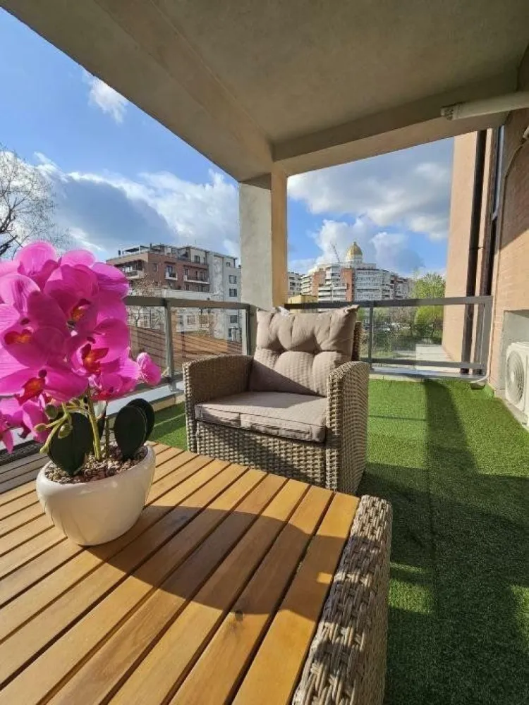Inchiriez apartament zona Palatul Parlamentului, Marriott, Catedrala Neamului. - Va oferim spre închiriere acest apartament lux si smart cu 2 camere, avand sisteme moderne inclusiv interfon cu camera video, situat central, in imediata vecinătate de Palatul Parlamentului, 13 Septembrie, Bdul Libertăţii, Unirii, Parc Izvor, Catedrala Neamului etc Apartamentul se află într-un bloc nou construit la etajul 1, are o suprafaţă generoasă cu living open space, dormitor, terasă in suprafaţă de 20m patrati şi boxa mare, dressing. Este dotat cu centrală termică proprie, aer condiţionat, maşină de spălat, televizoare etc Pentru detalii şi vizionari nu ezitaţi să mă contactaţi